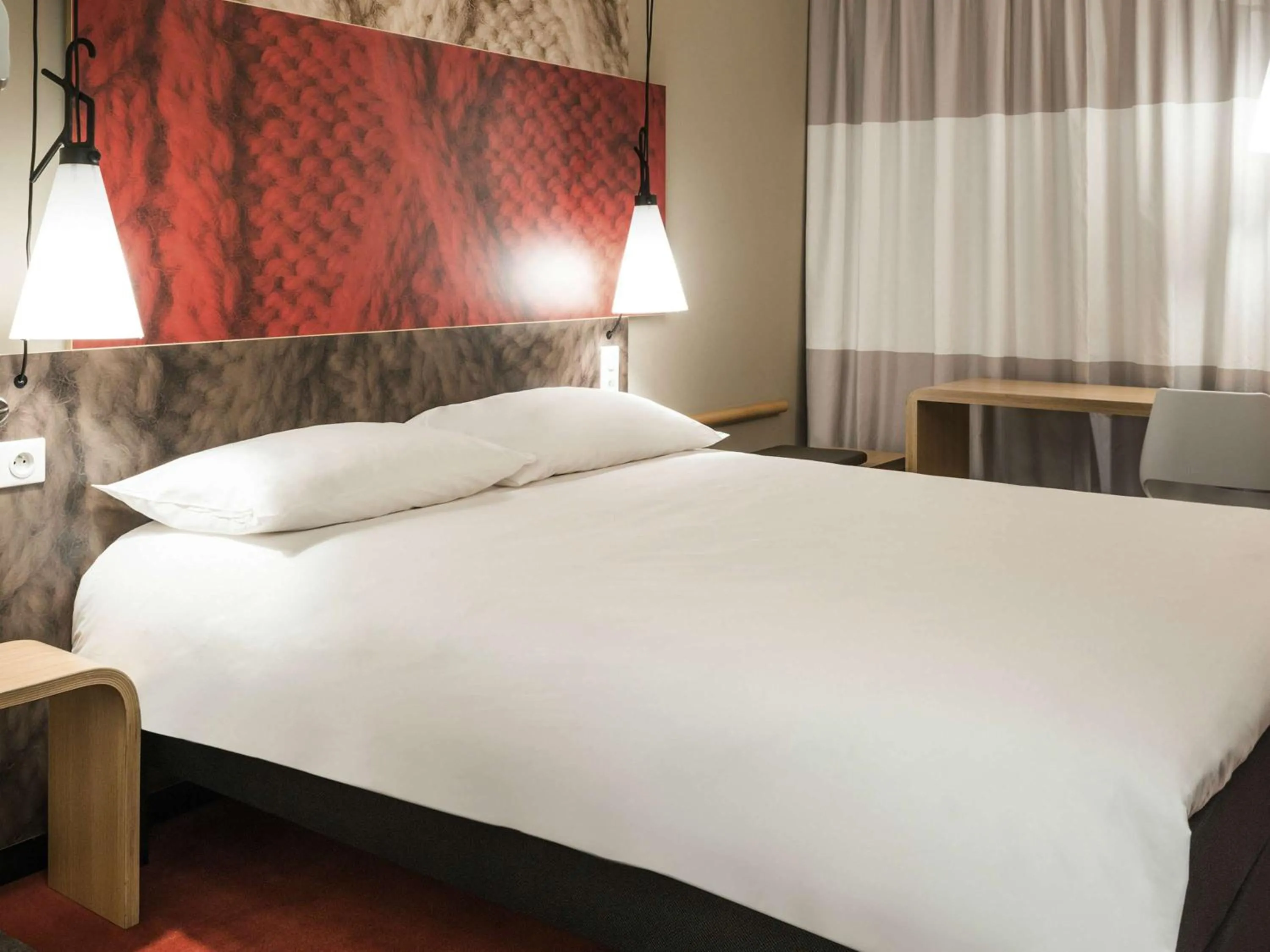 Bedroom, Bed in ibis Paris Le Bourget