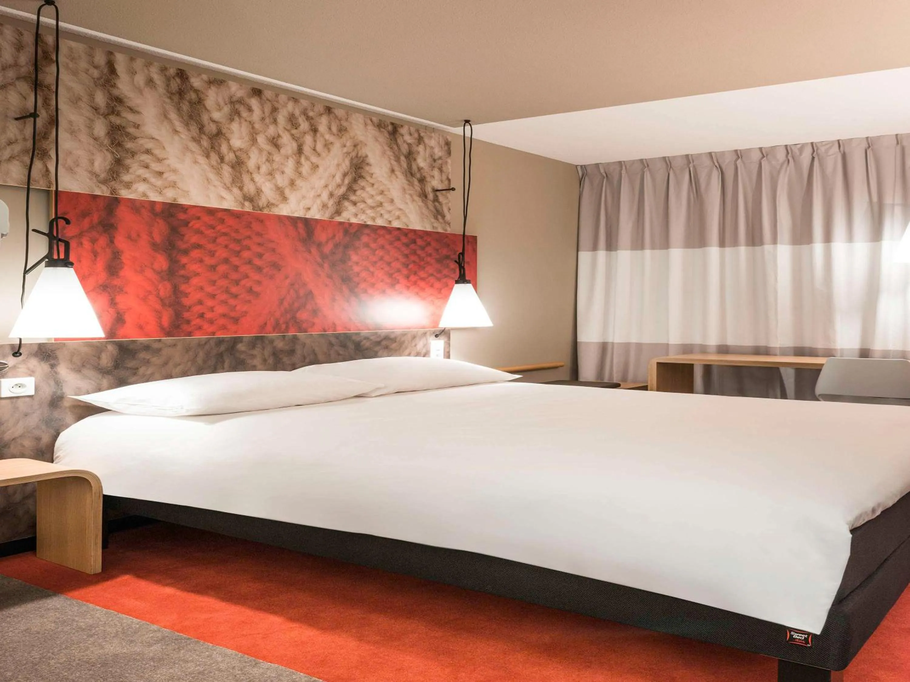 Bedroom, Bed in ibis Paris Le Bourget