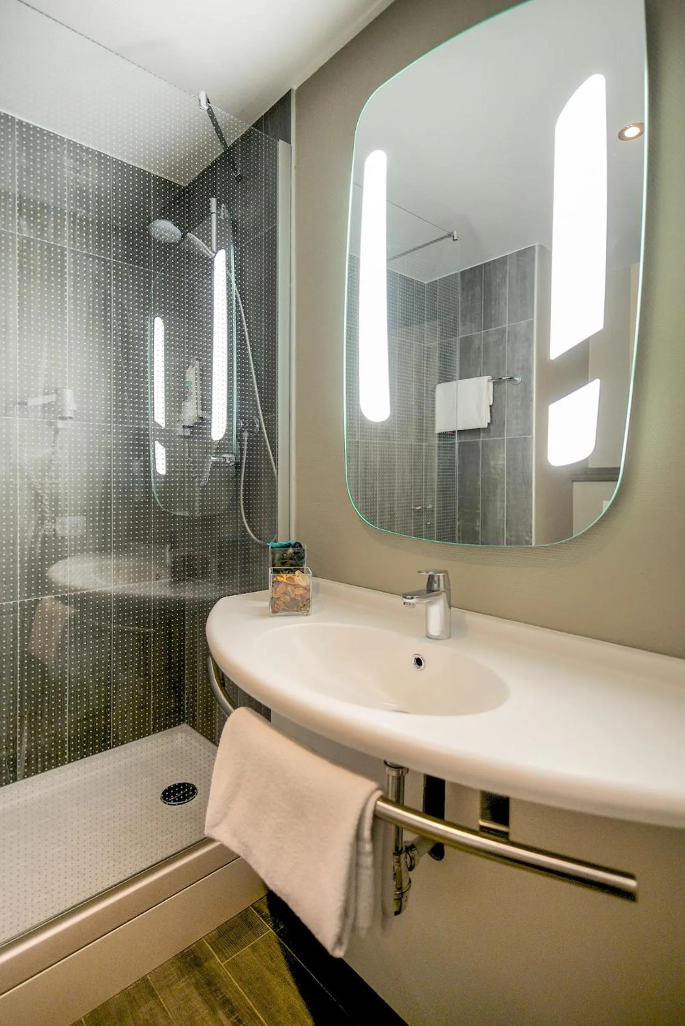 Shower in ibis Paris Le Bourget