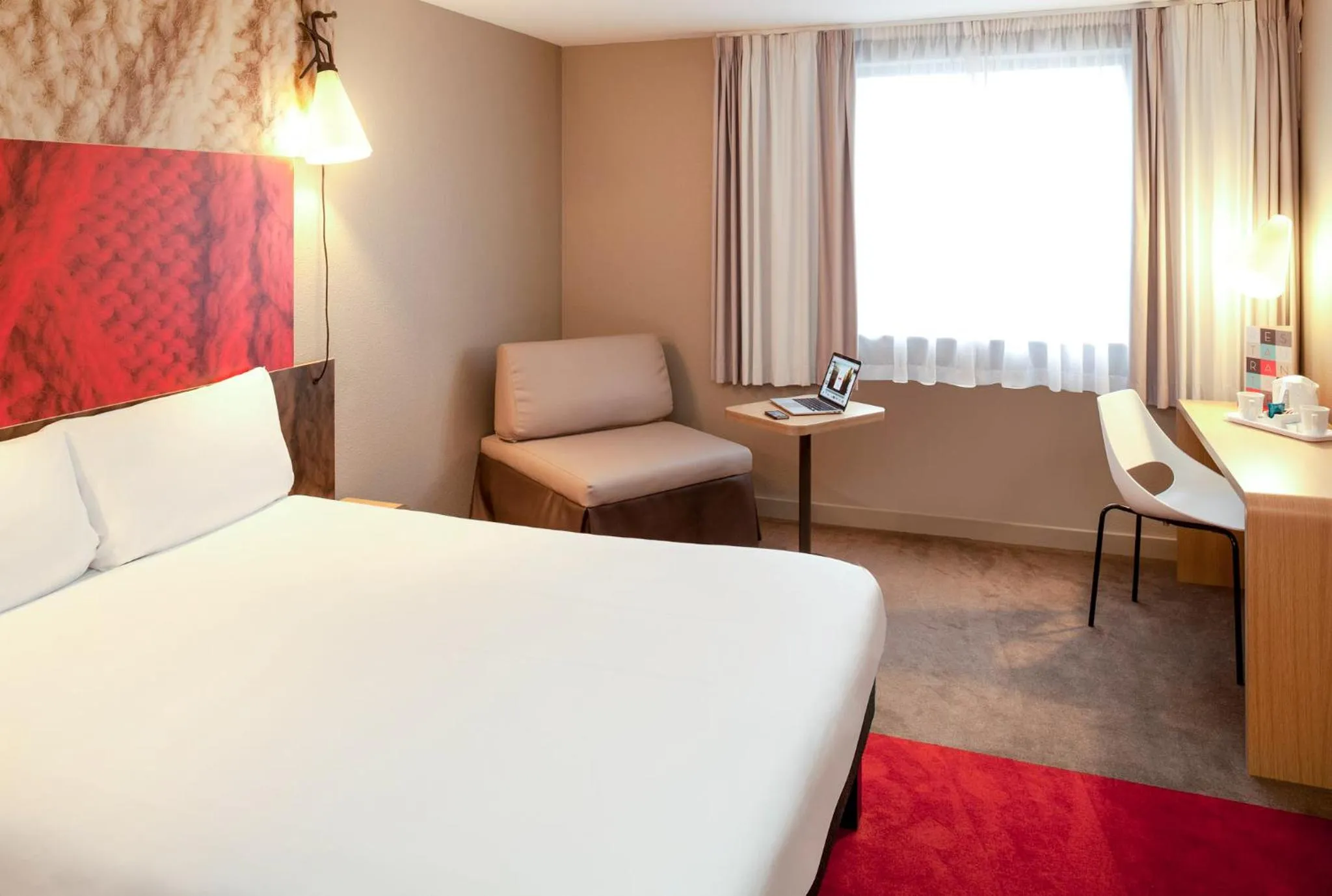 Day, Bed in ibis Paris Le Bourget
