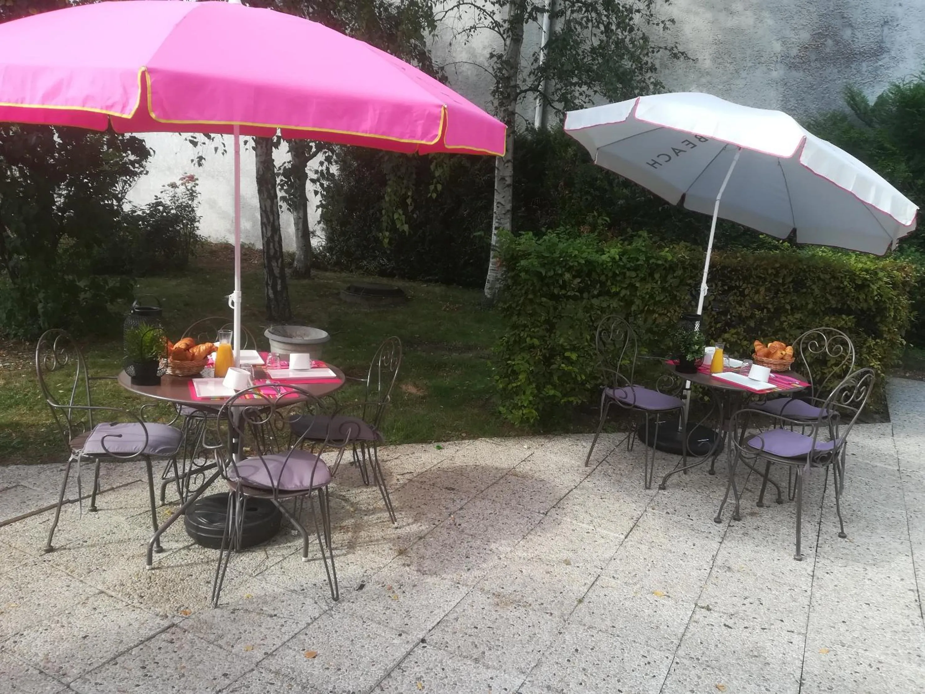 Patio in ibis Paris Le Bourget