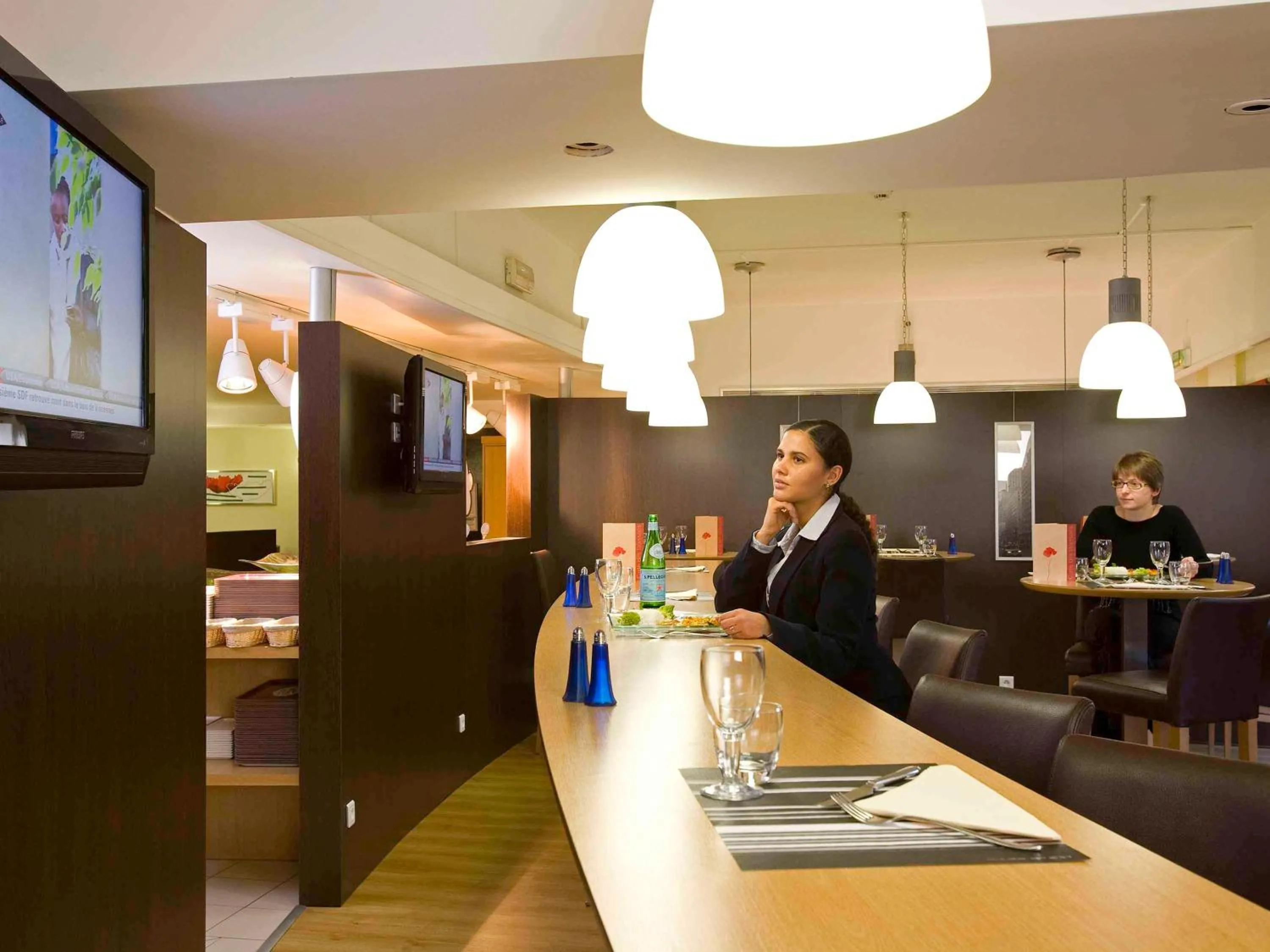 Lounge or bar in ibis Paris Le Bourget