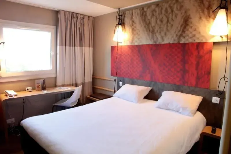 Bedroom, Bed in ibis Paris Le Bourget Bedroom, Bed in ibis Paris Le Bourget
