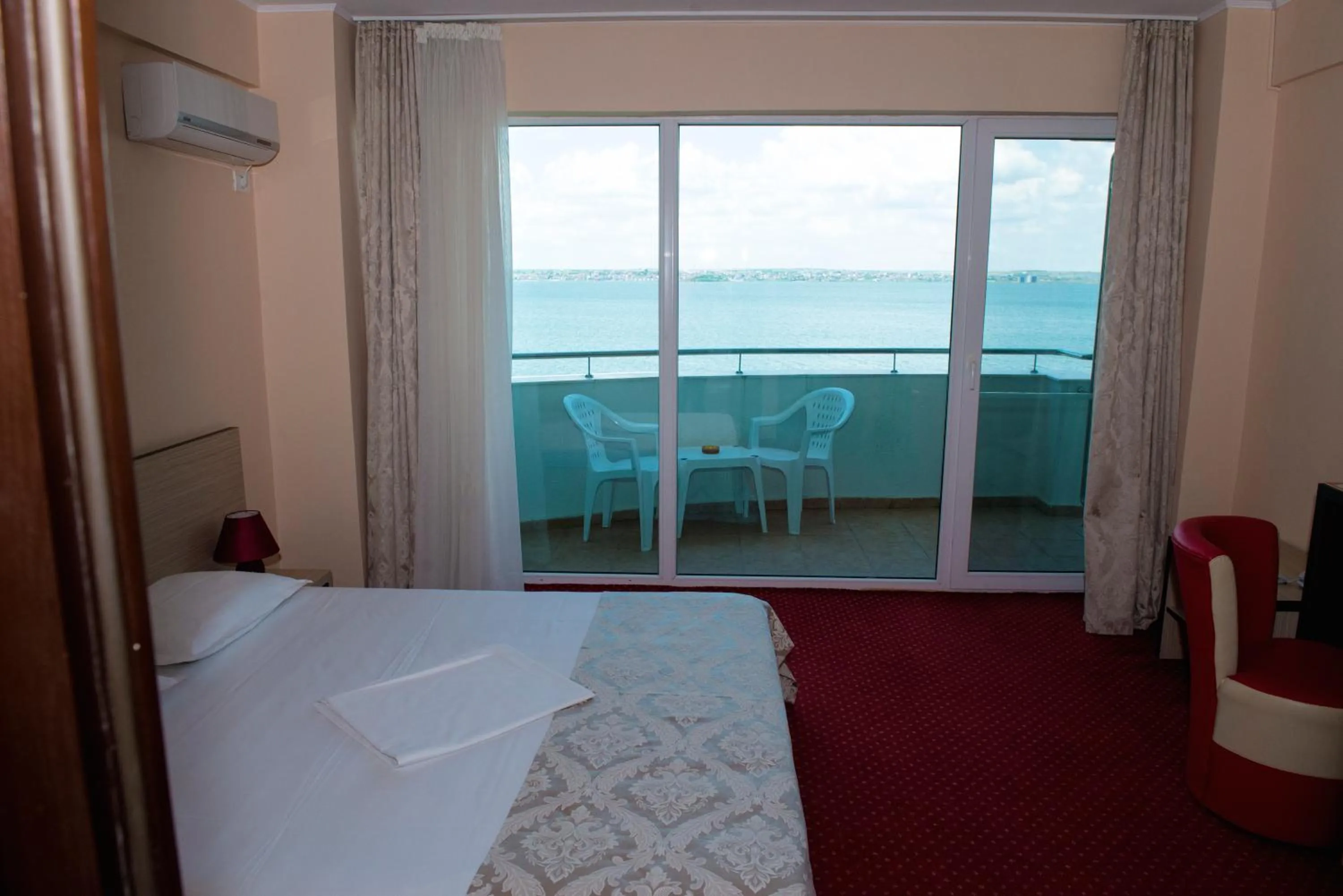 Balcony/Terrace, Bed in Hotel Romantic