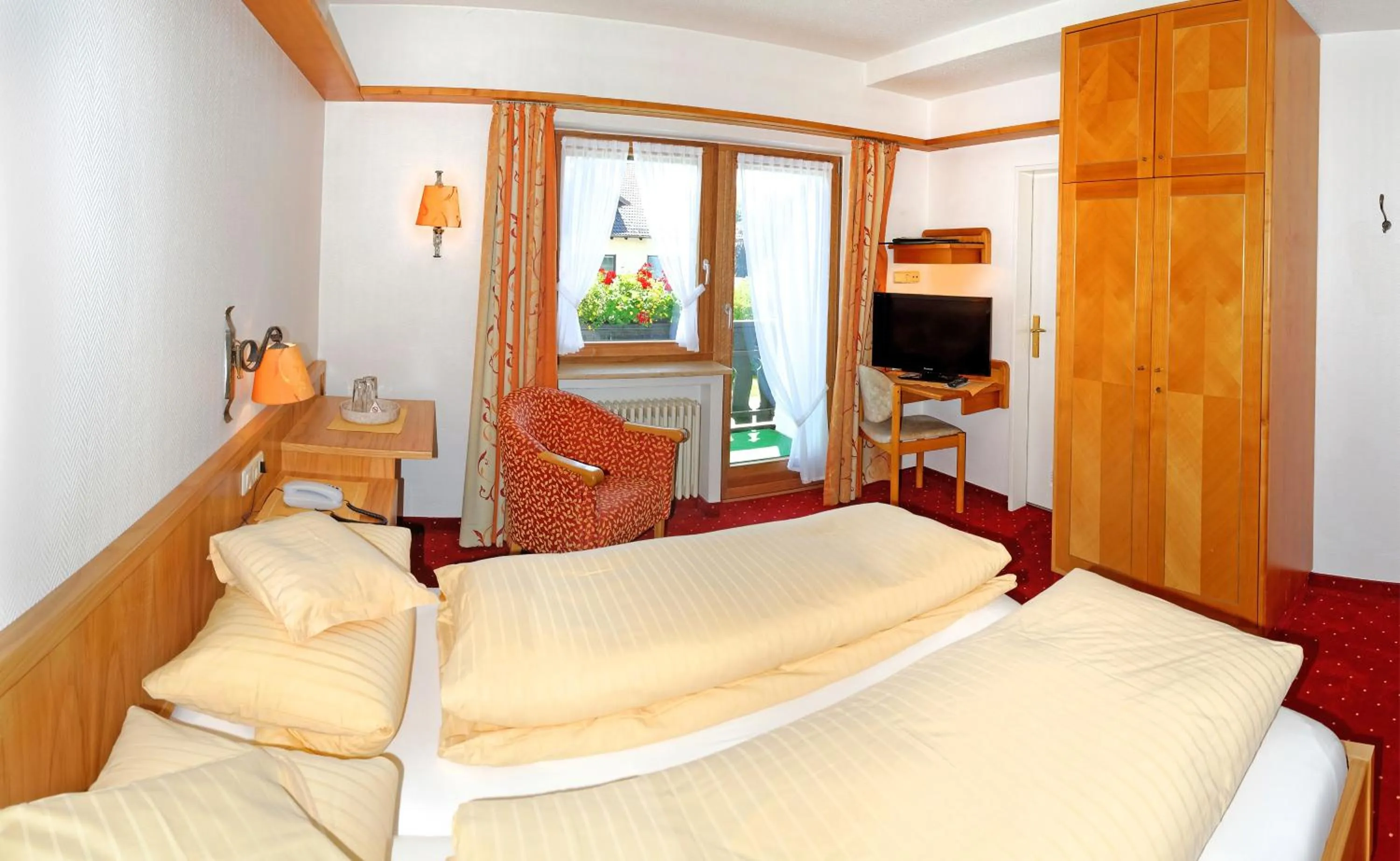 Photo of the whole room, Bed in Kurhotel Eichinger