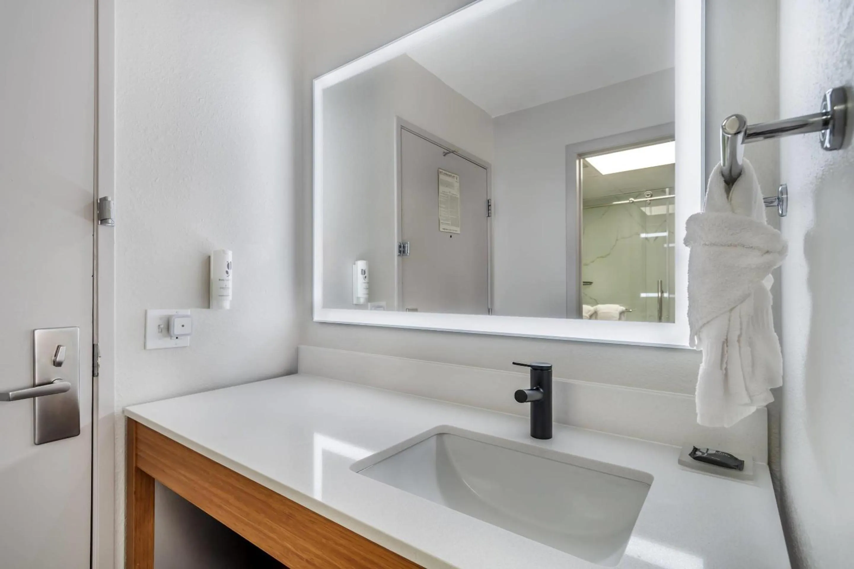 Bedroom in Country Inn & Suites by Radisson, Shelby, NC