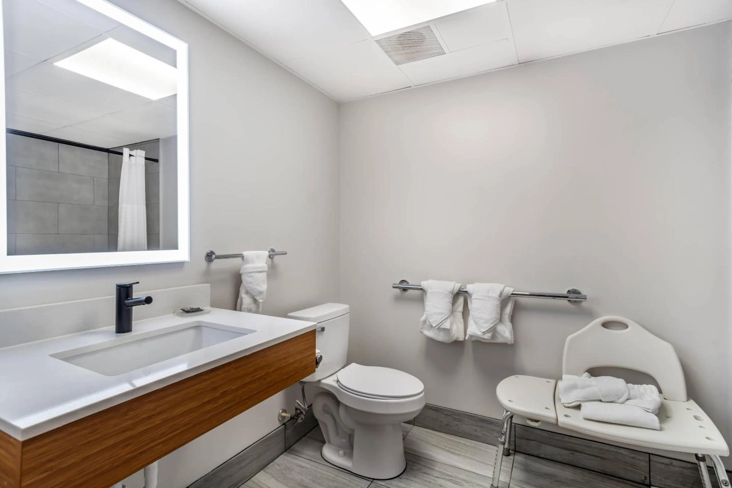 Bedroom in Country Inn & Suites by Radisson, Shelby, NC