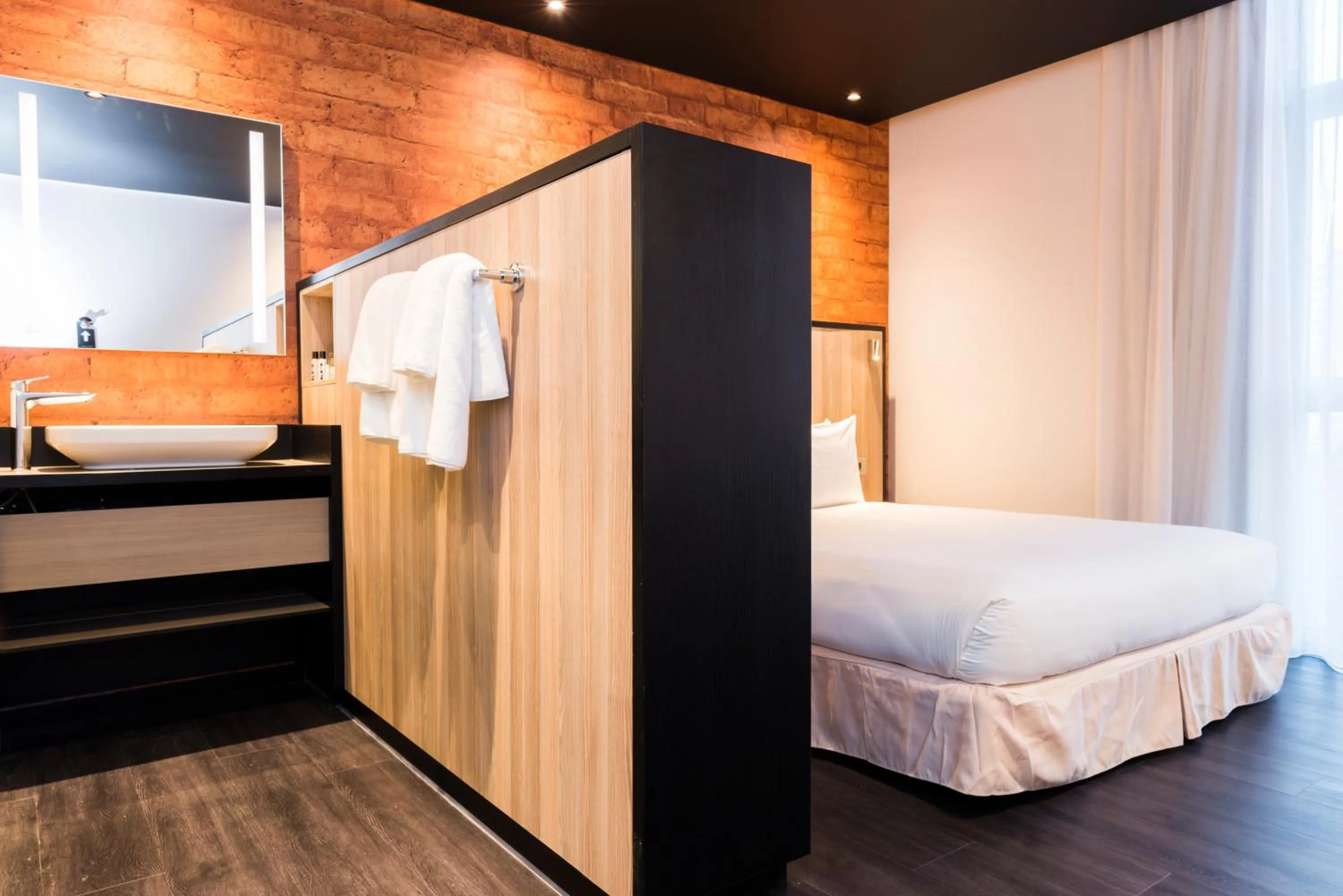 Bathroom, Bed in ONOMO Hotel Durban