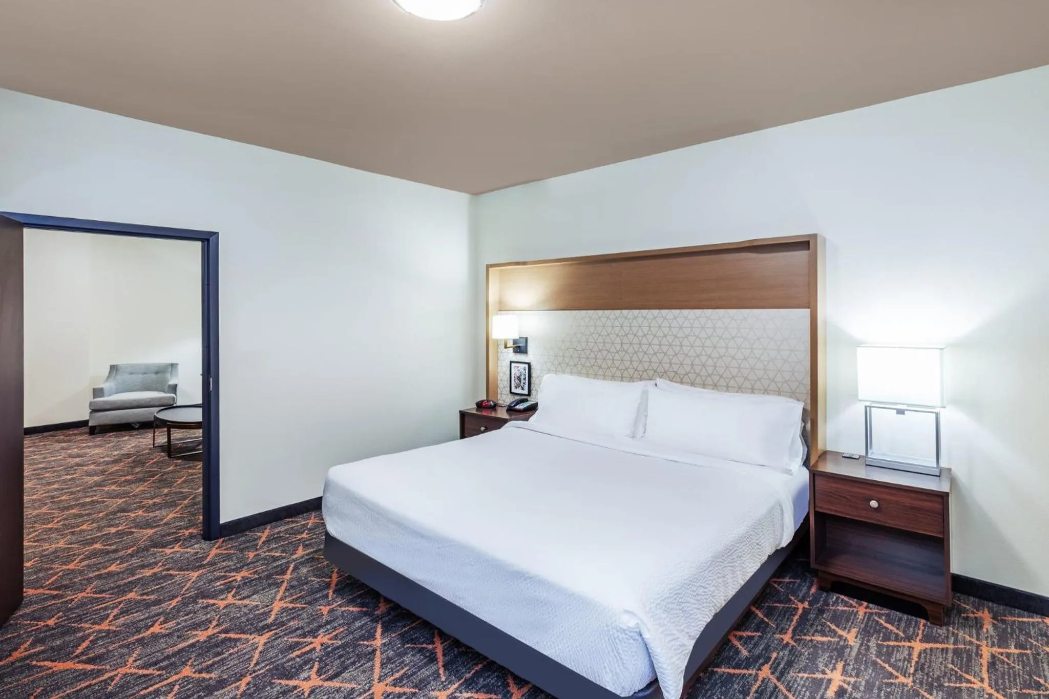 Photo of the whole room, Bed in Holiday Inn & Suites Stillwater-University West by IHG