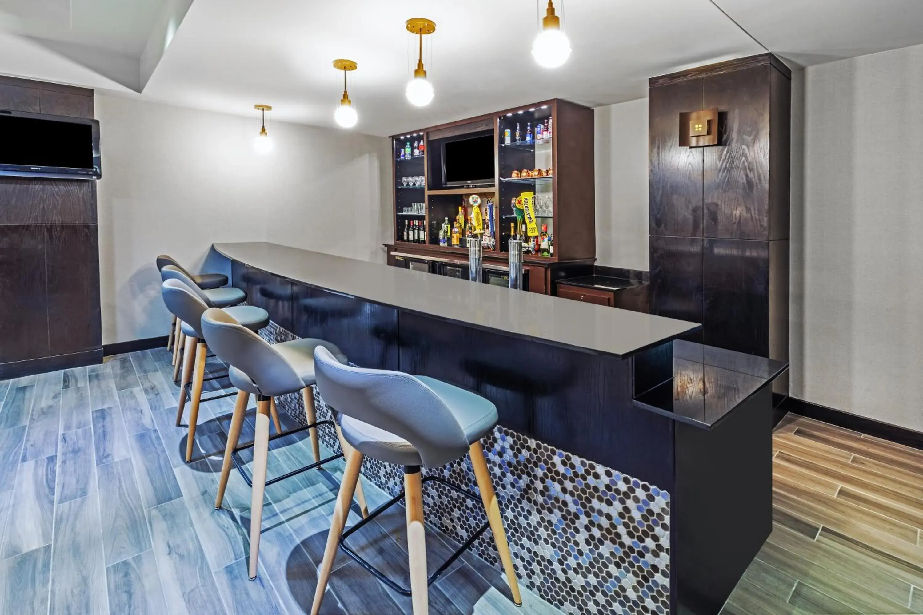 Lounge or bar in Holiday Inn & Suites Stillwater-University West by IHG Lounge or bar in Holiday Inn & Suites Stillwater-University West by IHG