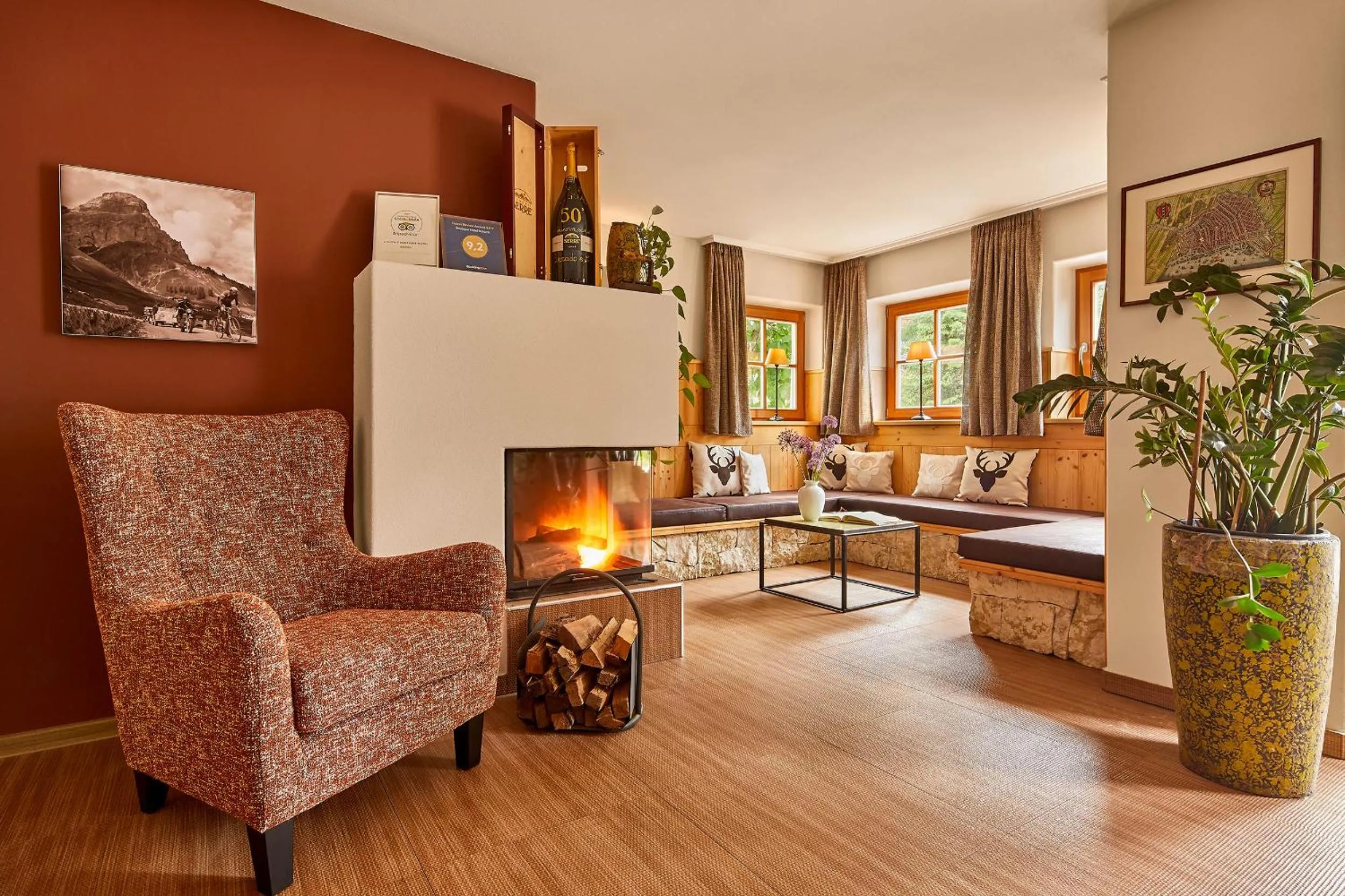 Communal lounge/ TV room in Dolomit Boutique Hotel