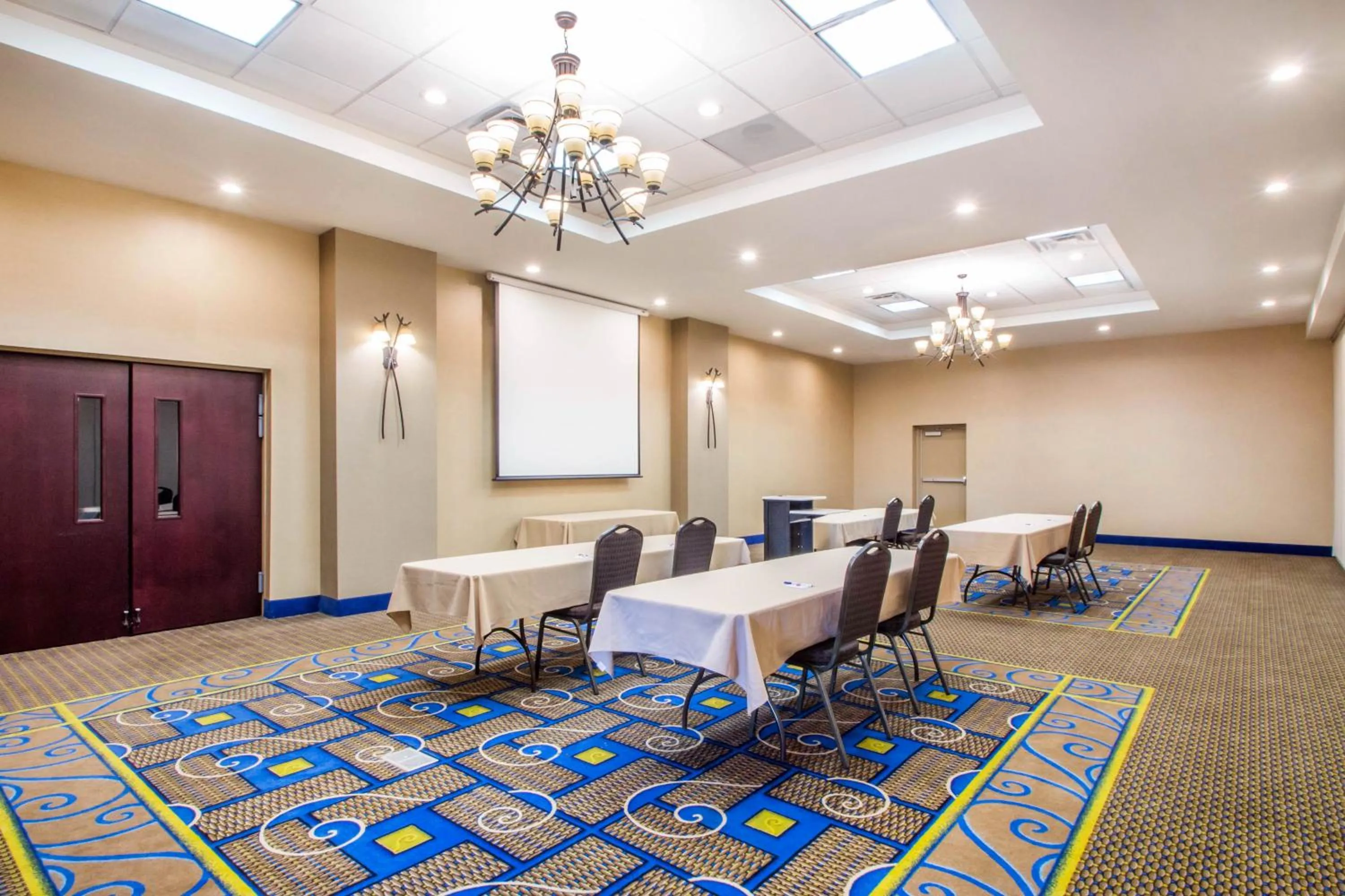 Meeting/conference room in Holiday Inn Express & Suites - Albany Airport - Wolf Road by IHG