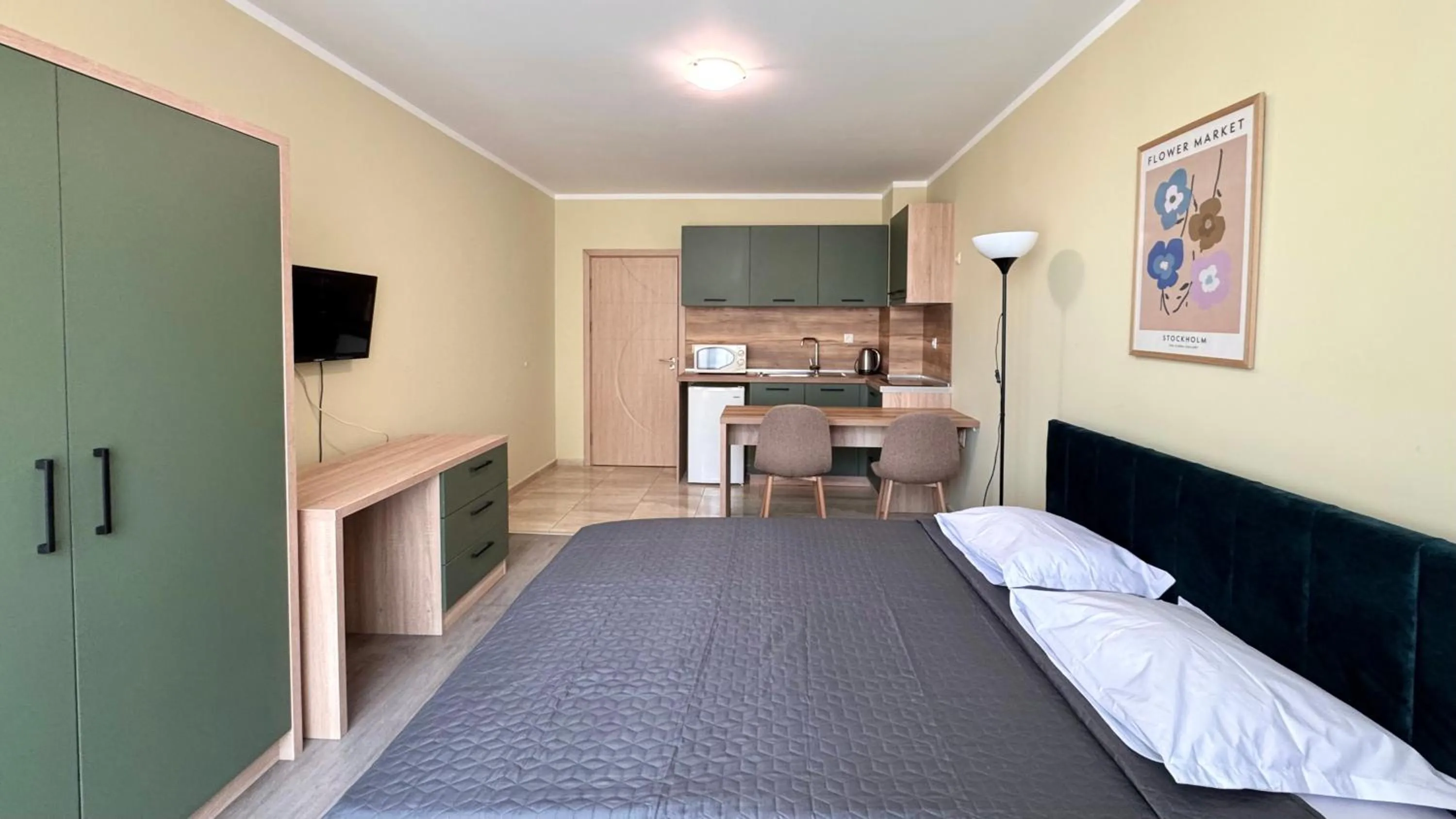 Communal lounge/ TV room, Bed in Evi Apartments 2