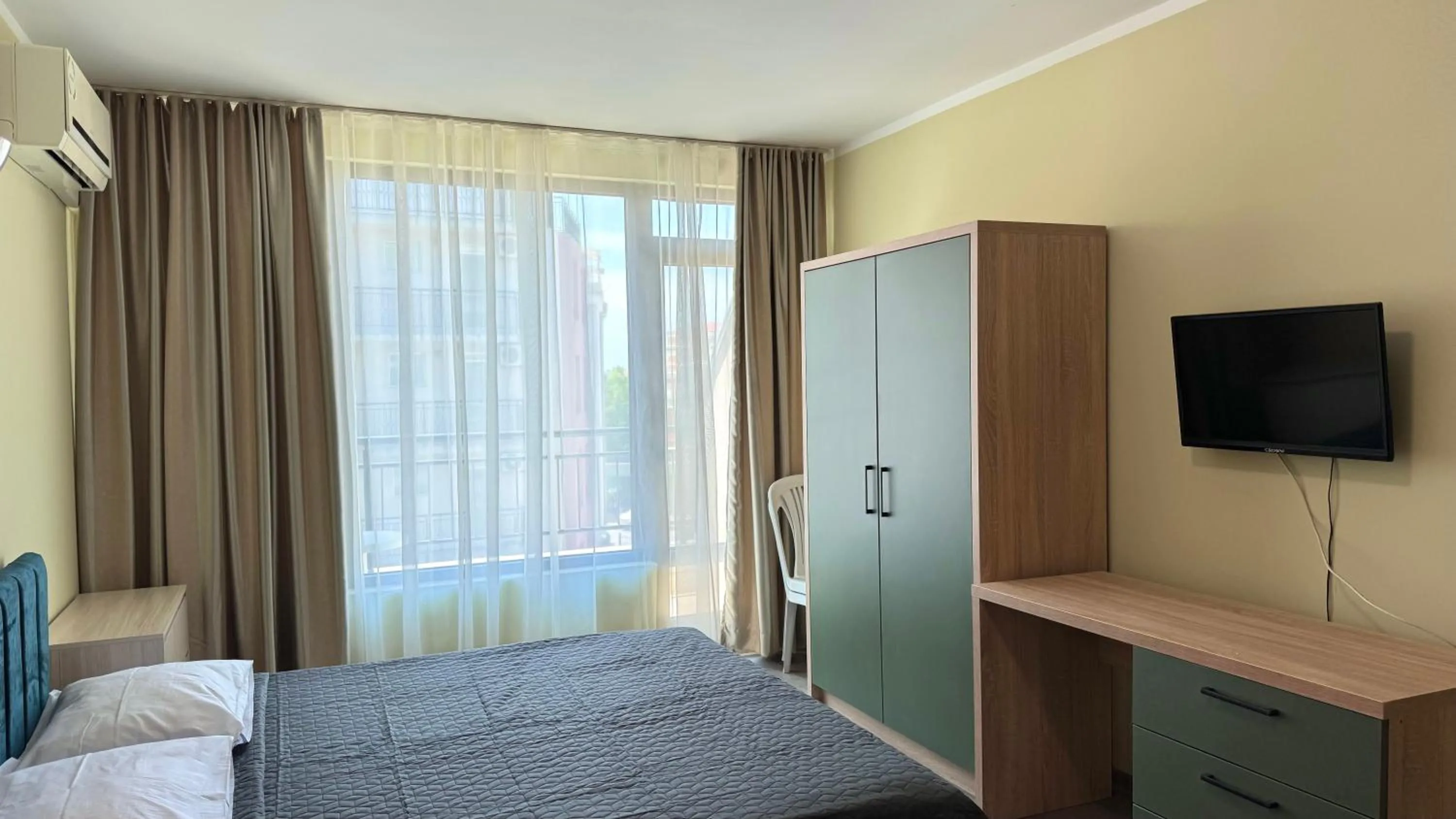 Communal lounge/ TV room, Bed in Evi Apartments 2