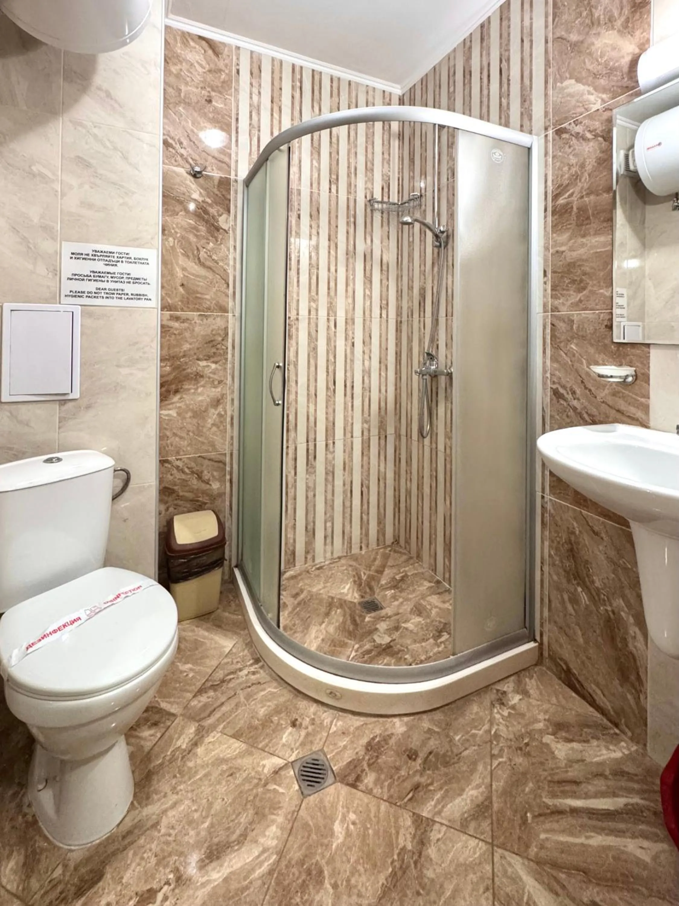 Shower in Evi Apartments 2