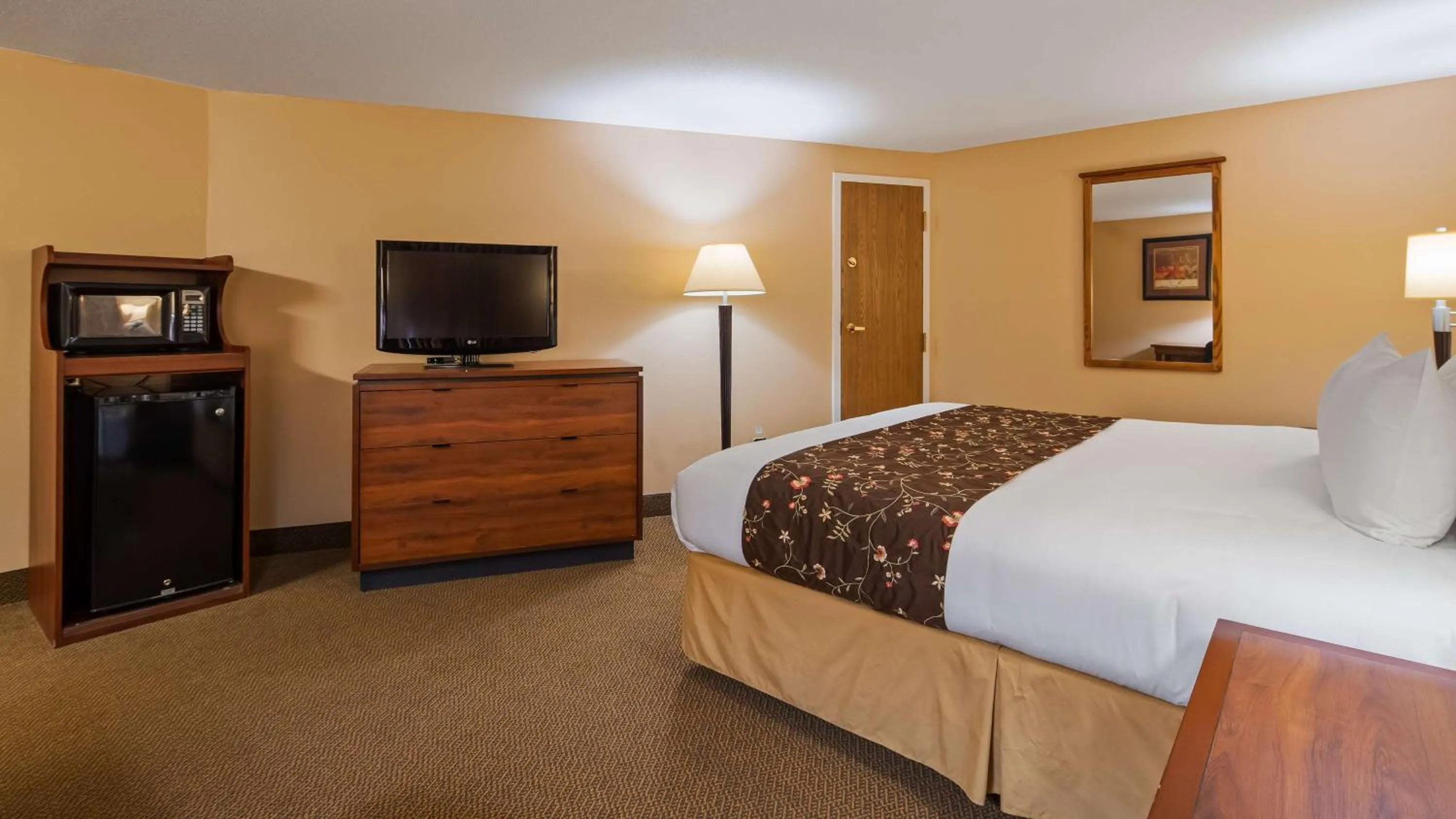Photo of the whole room, Bed in SureStay Plus Hotel by Best Western Black River Falls
