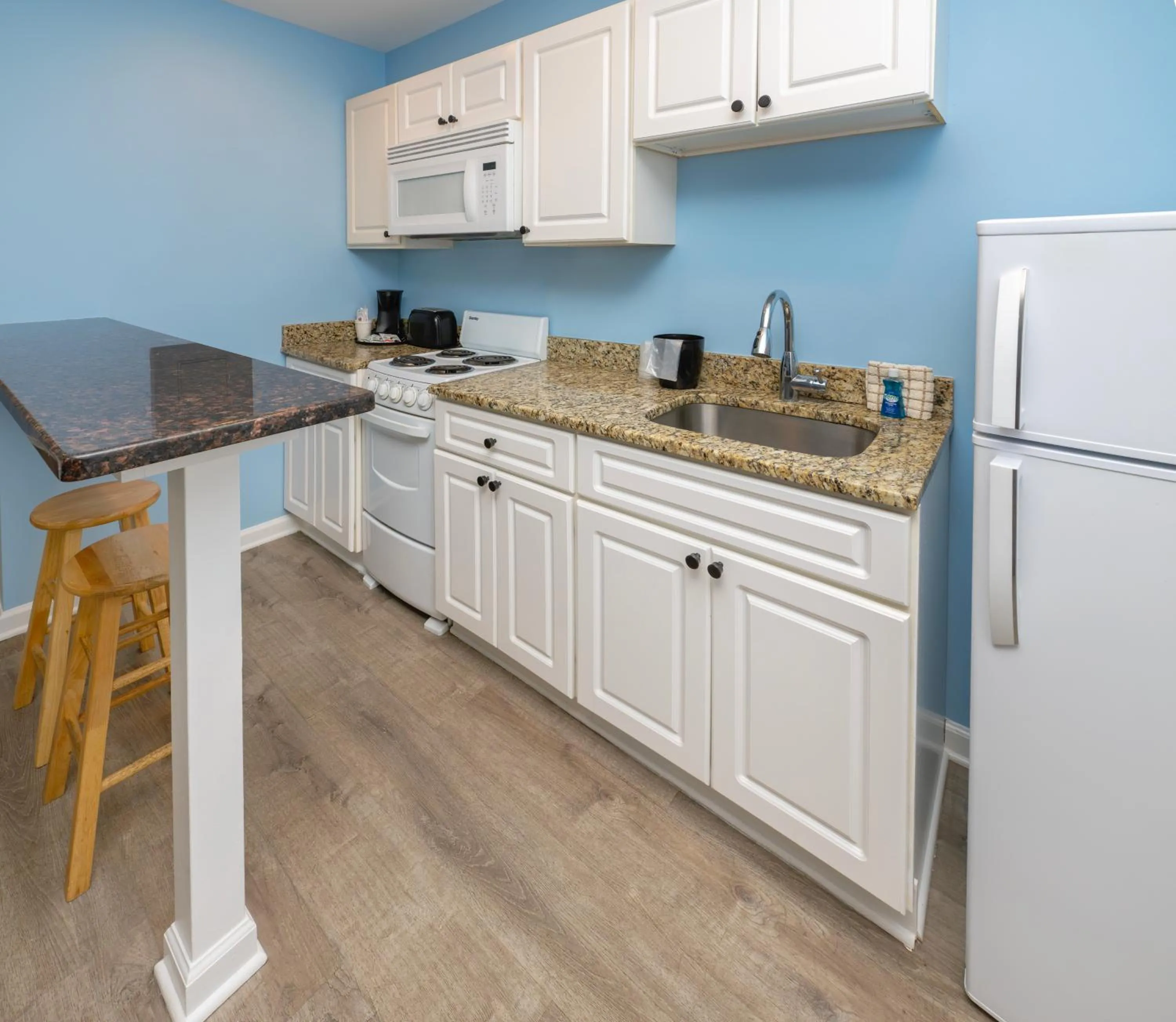Kitchen or kitchenette in Commander Beach House Hotel