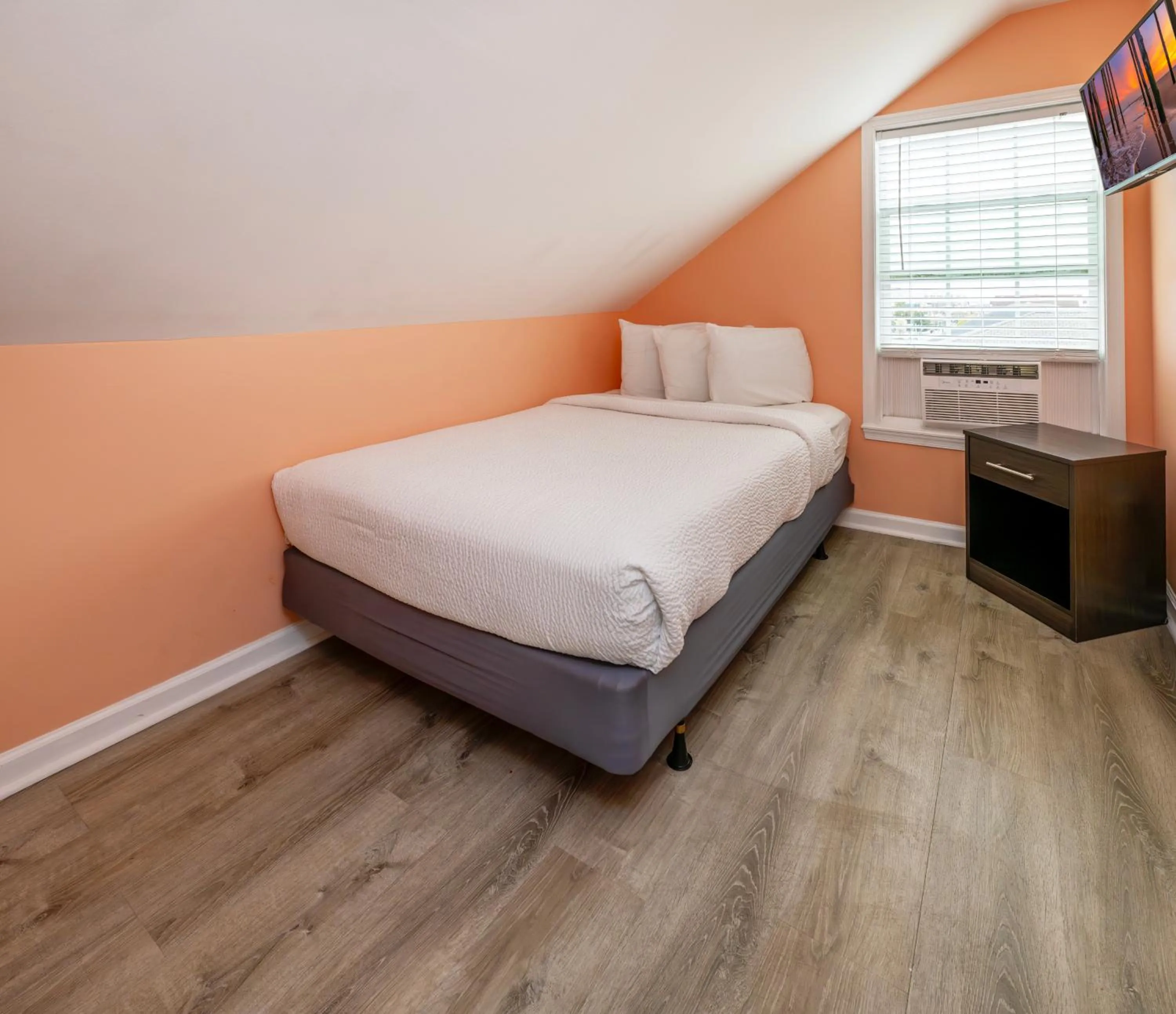 Bedroom, Bed in Commander Beach House Hotel