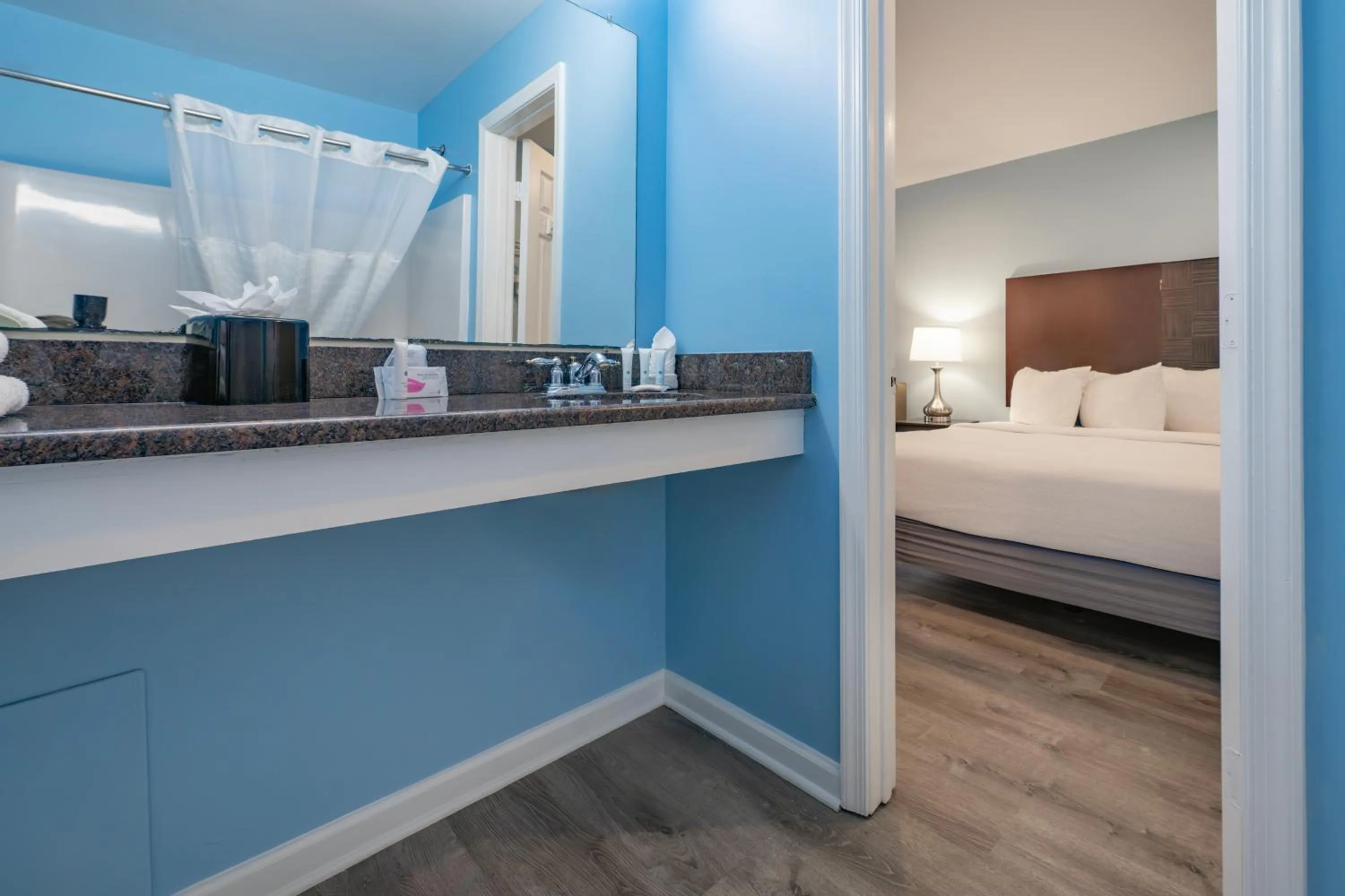 Bathroom, Bed in Commander Beach House Hotel