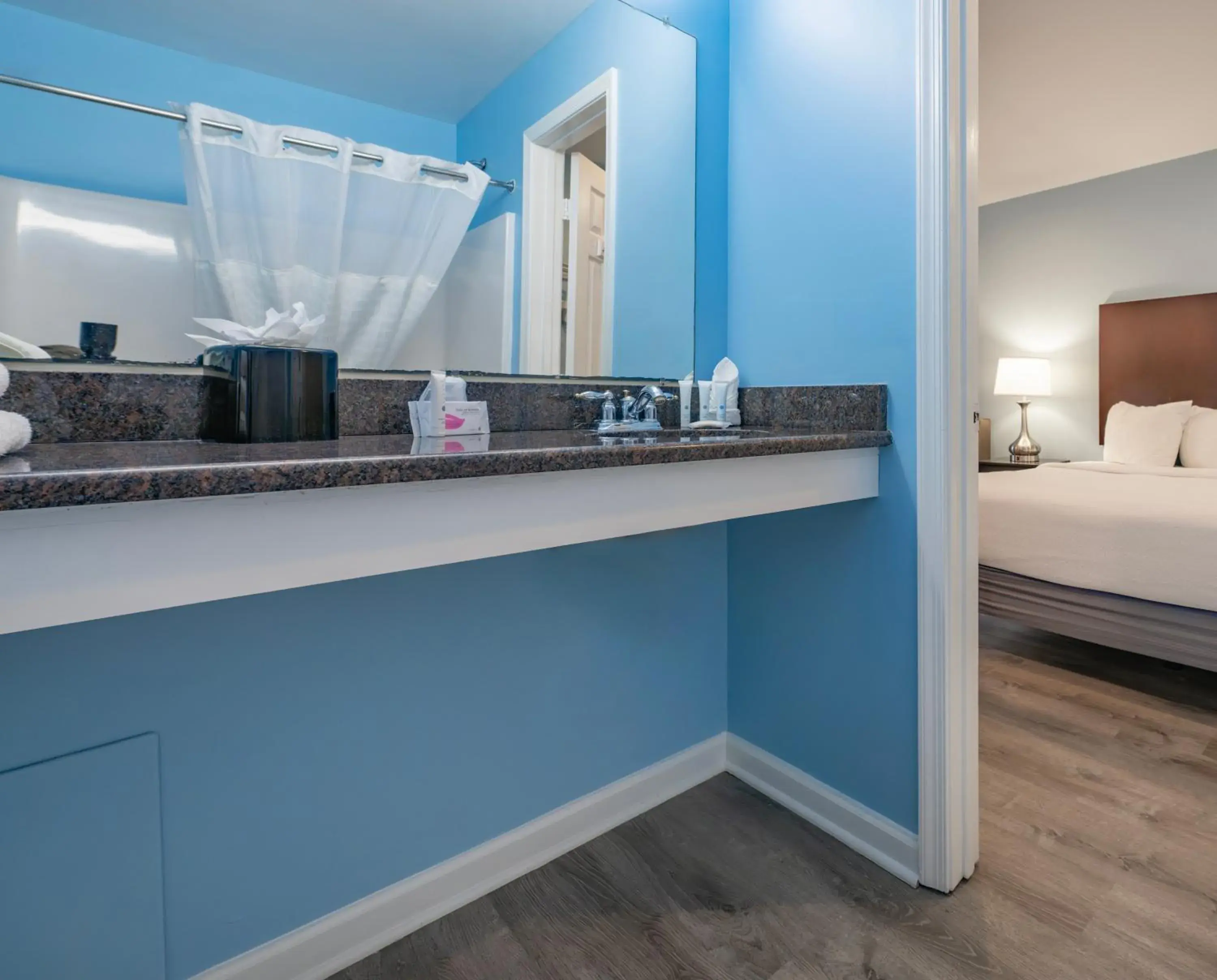 Bathroom, Bed in Commander Beach House Hotel Bathroom, Bed in Commander Beach House Hotel