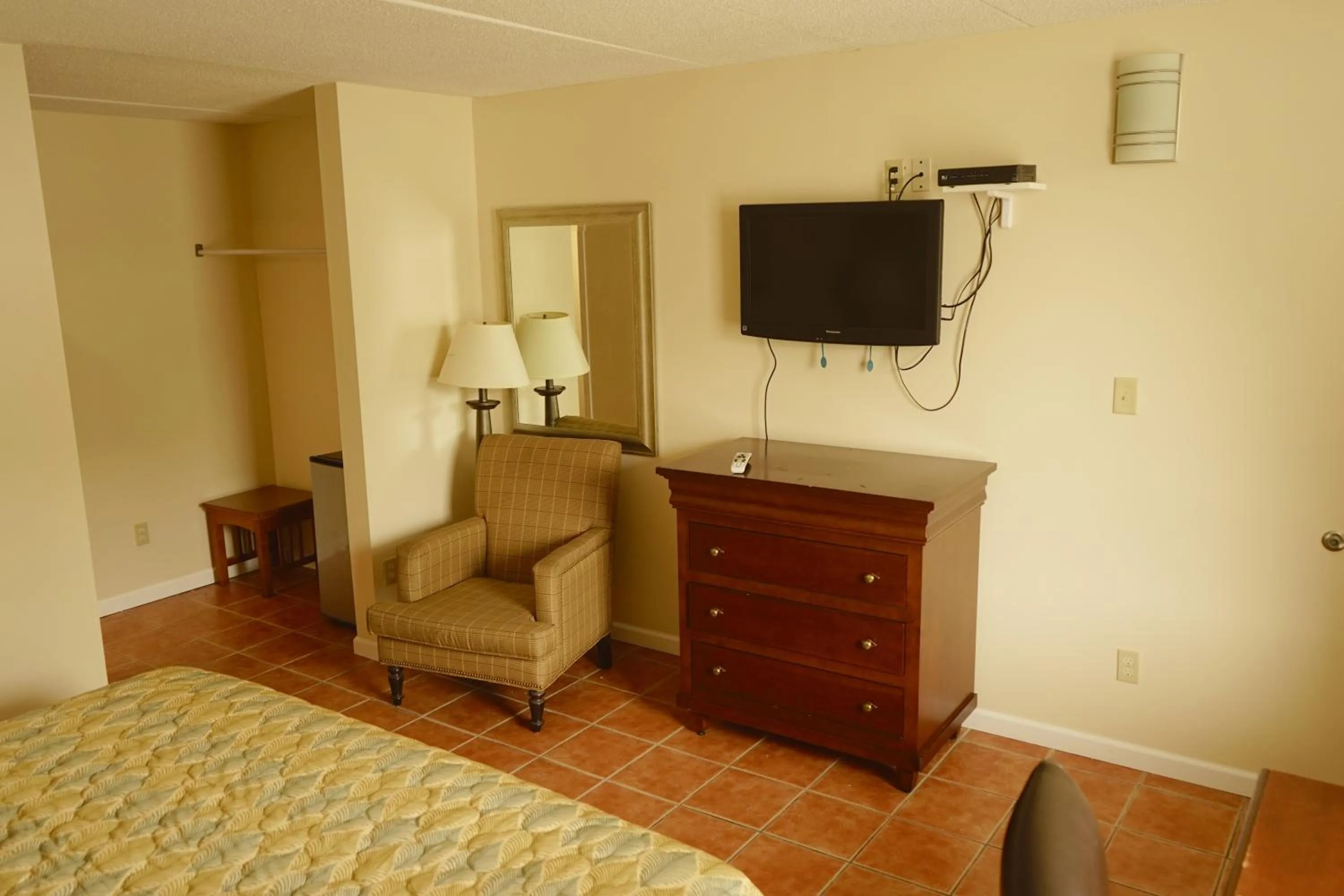 Seating area, Bed in Sea Cove Motel Ocean City