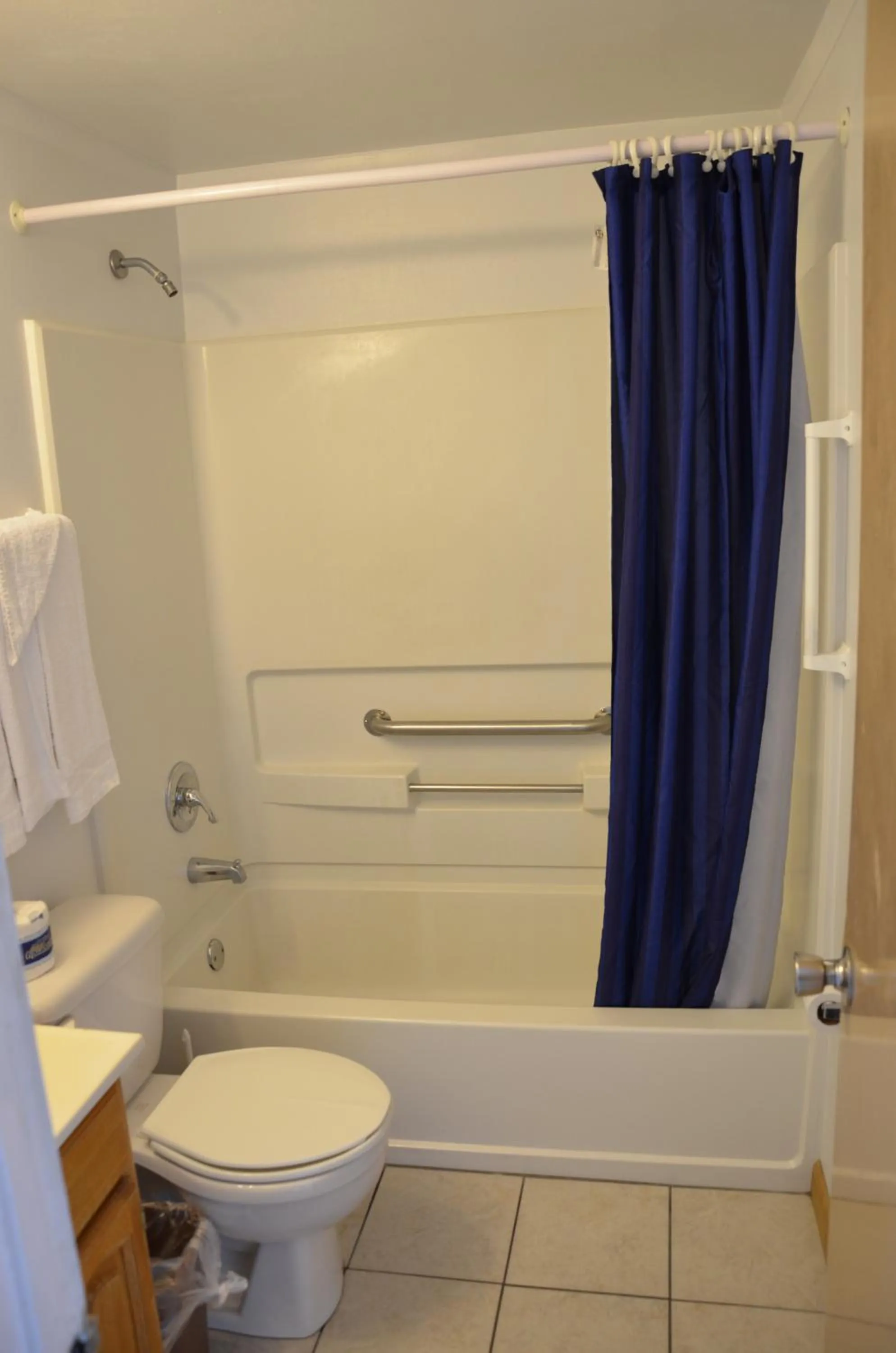 Bathroom in Sea Cove Motel Ocean City