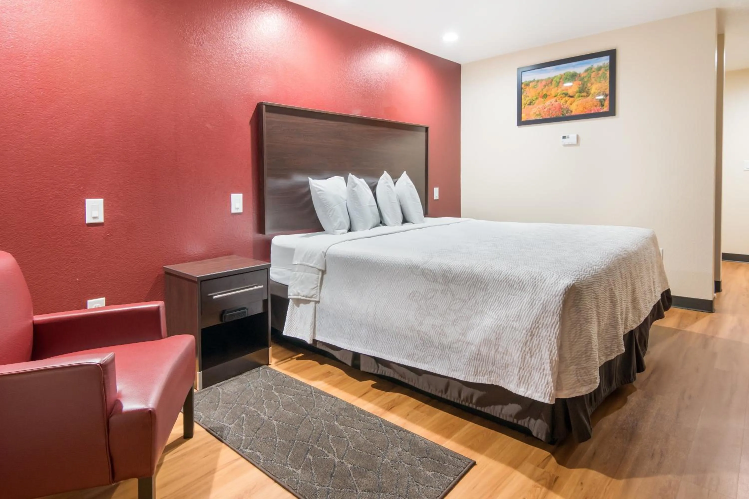 Photo of the whole room, Bed in Red Roof Inn PLUS+ Fort Worth - Burleson