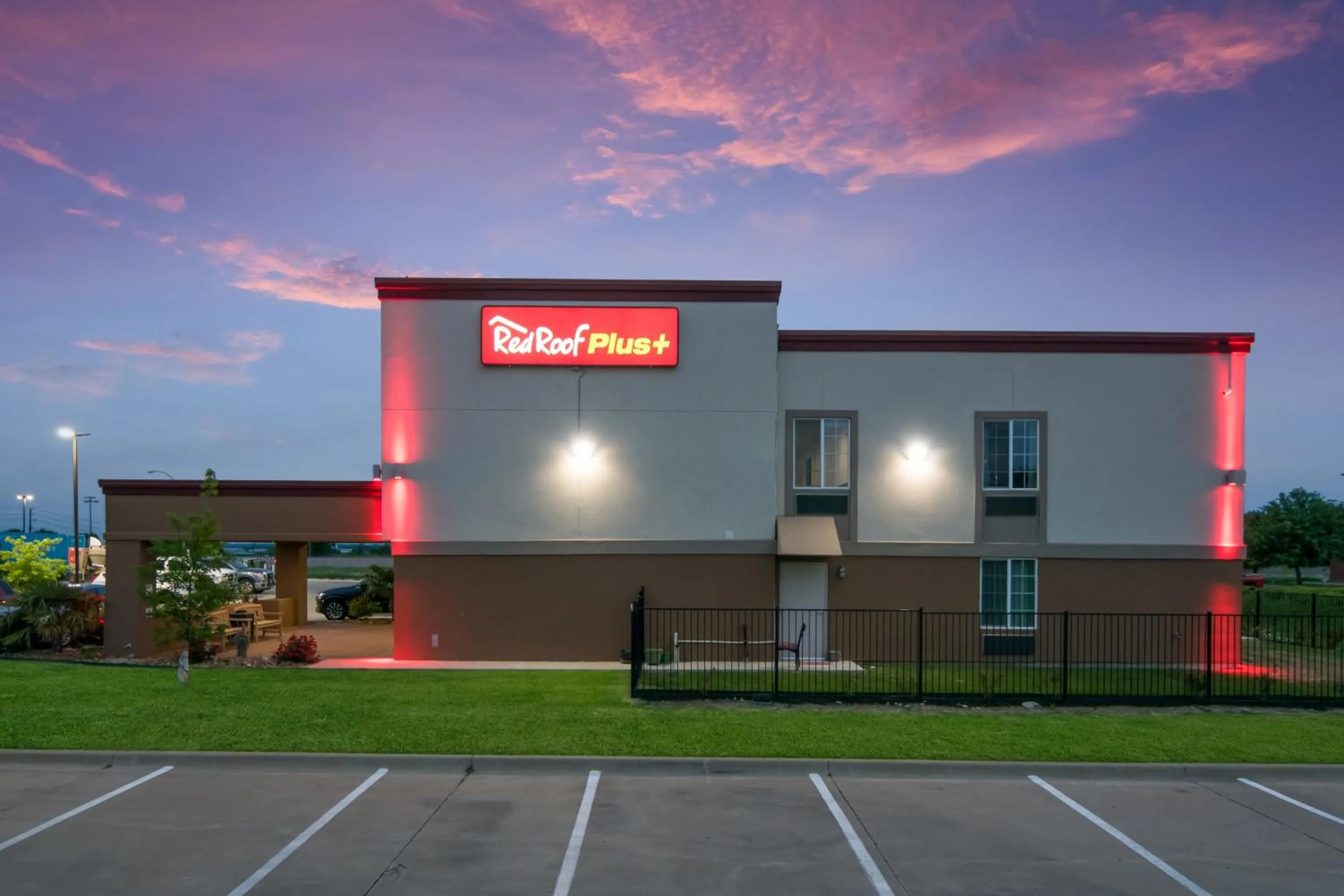 Property building in Red Roof Inn PLUS+ Fort Worth - Burleson