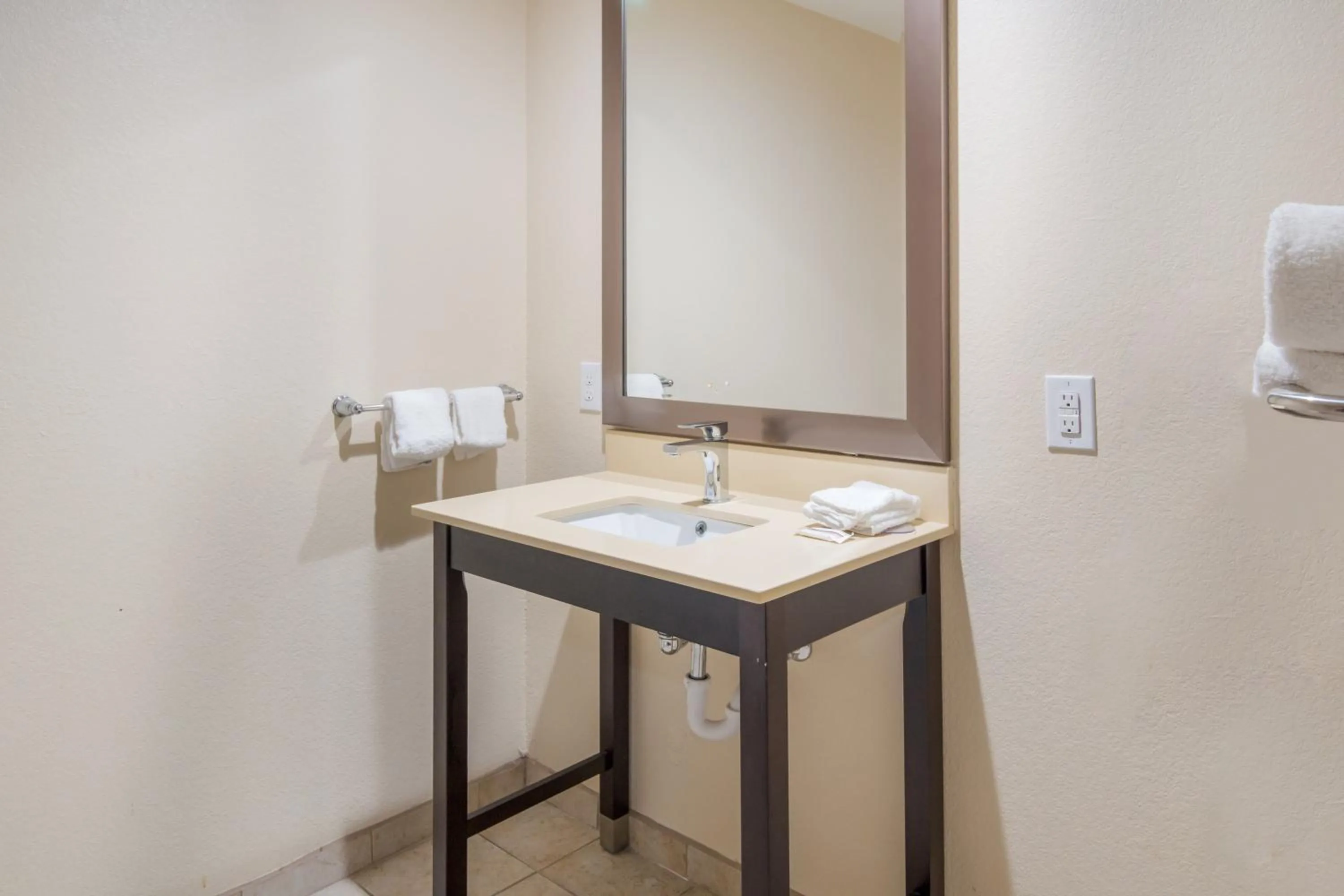 Bathroom in Red Roof Inn PLUS+ Fort Worth - Burleson