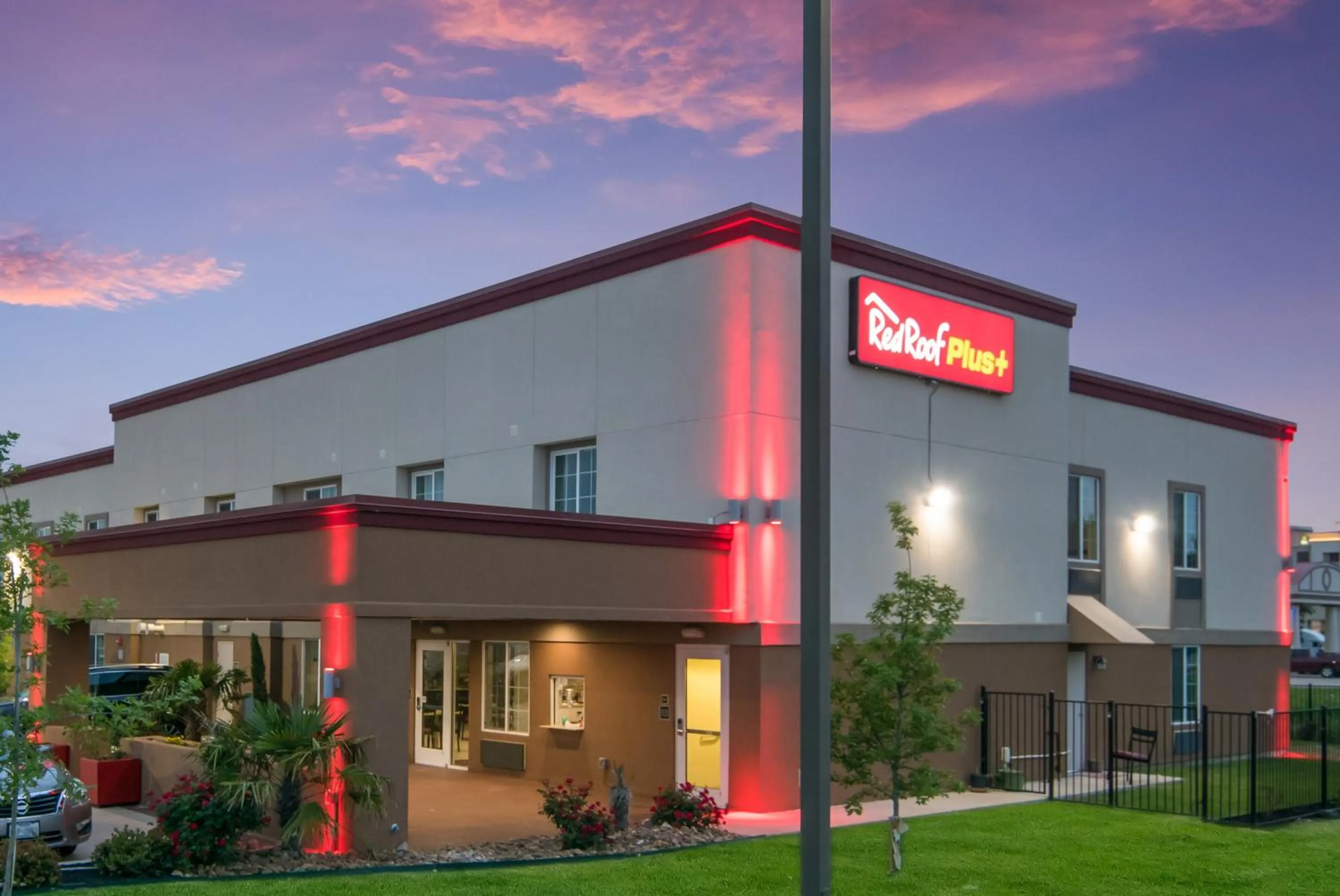 Property building in Red Roof Inn PLUS+ Fort Worth - Burleson