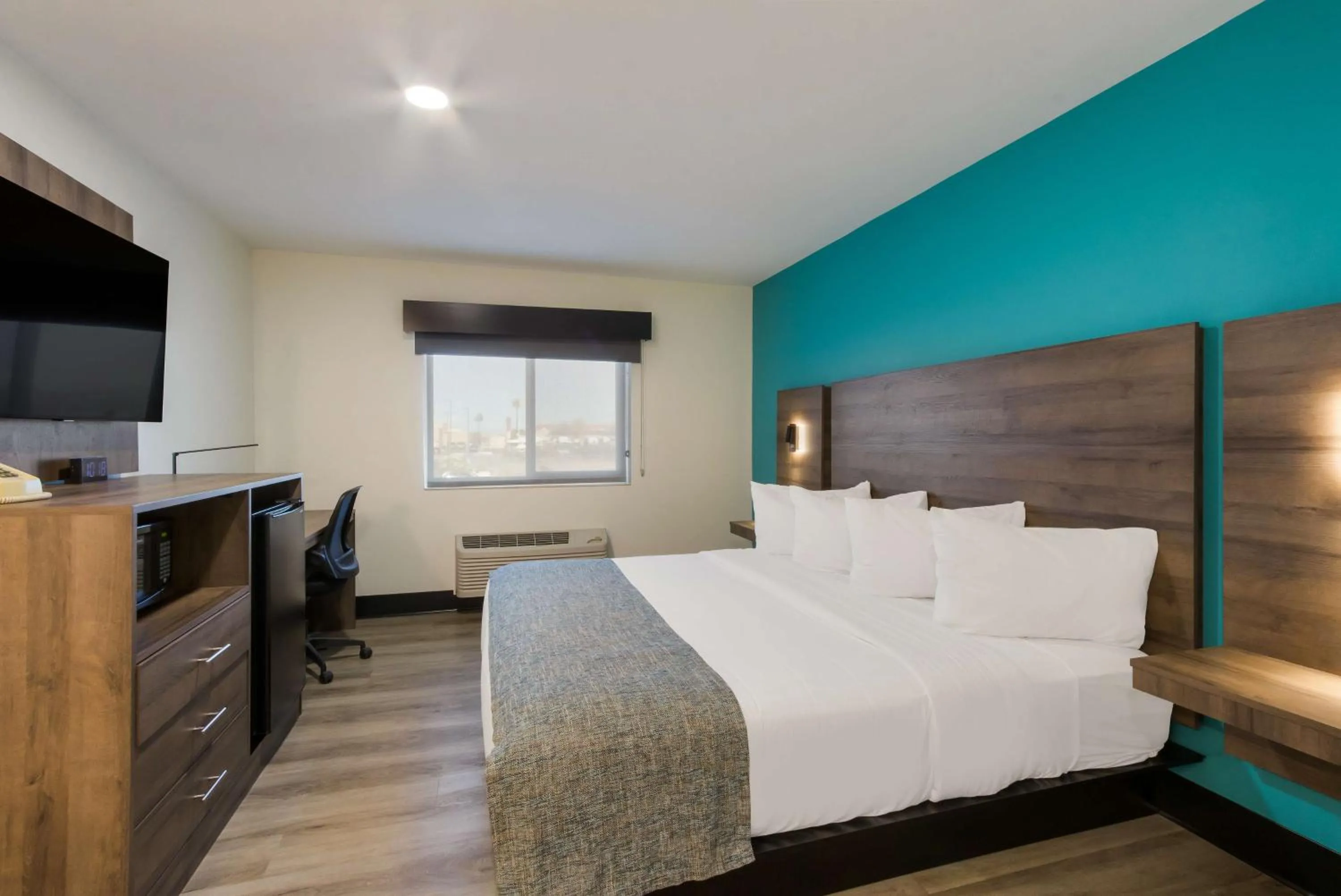 Bedroom, Bed in SureStay by Best Western Camp Verde