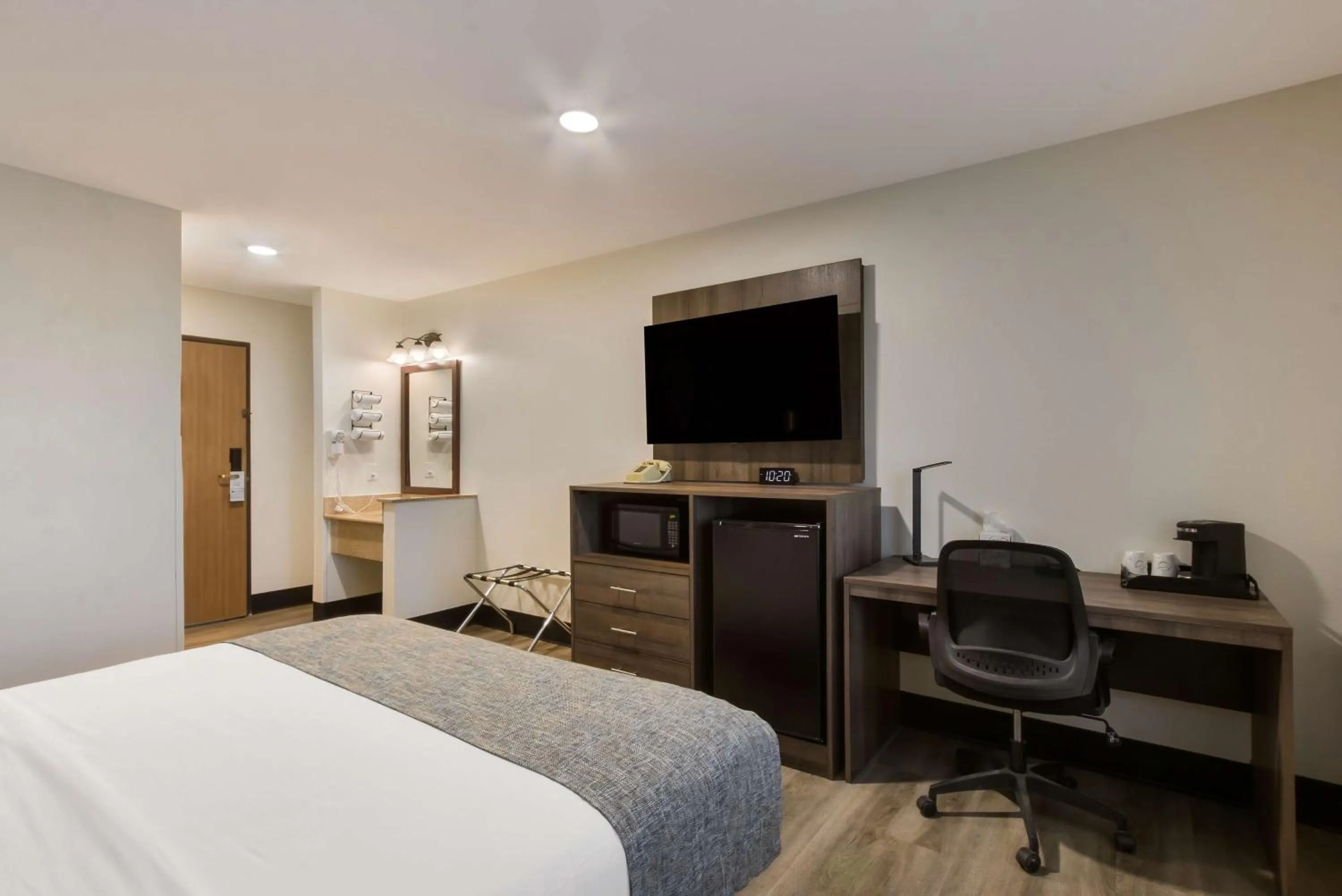 Bedroom, Bed in SureStay by Best Western Camp Verde