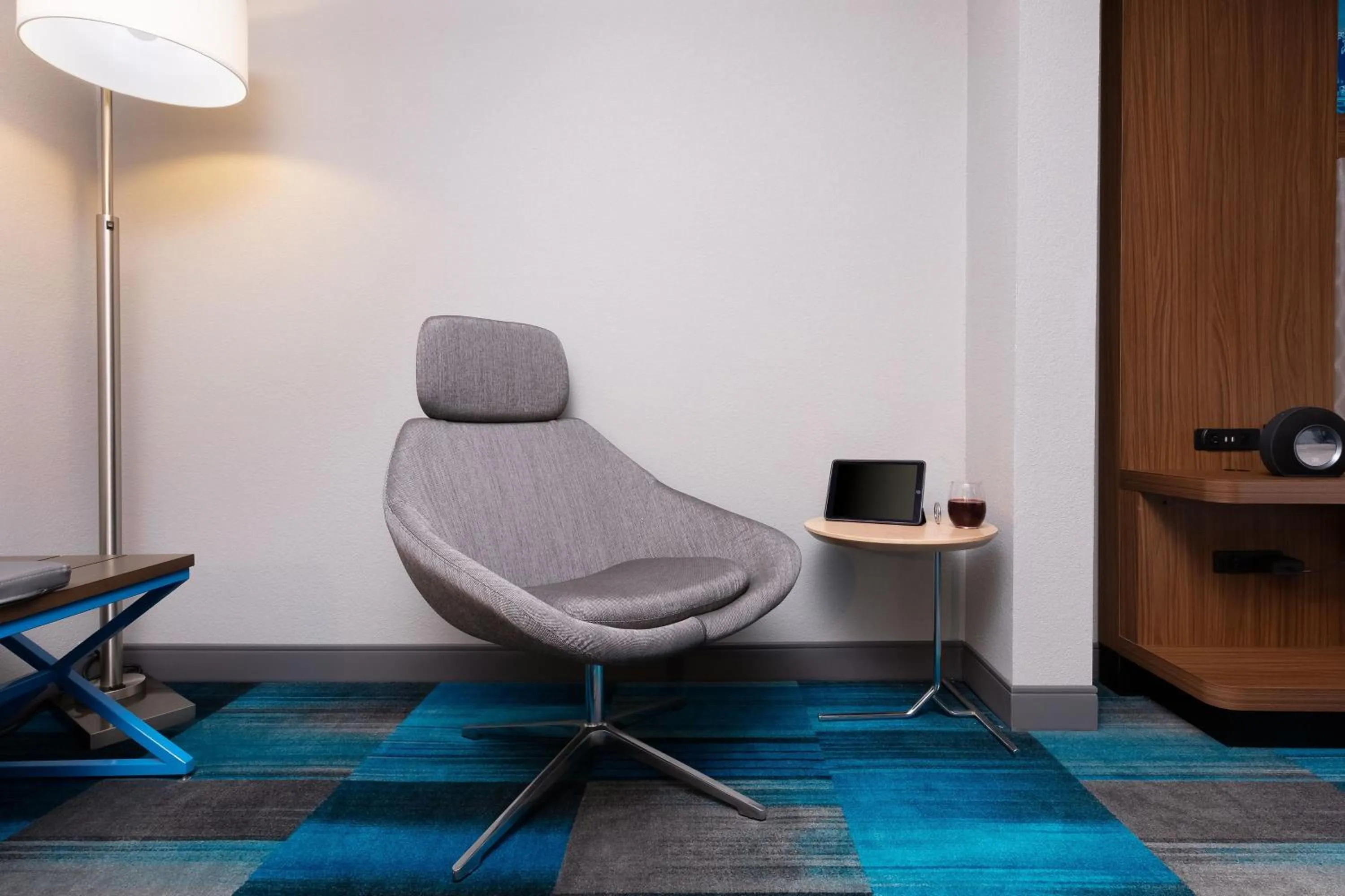 Photo of the whole room in Aloft Columbia Harbison