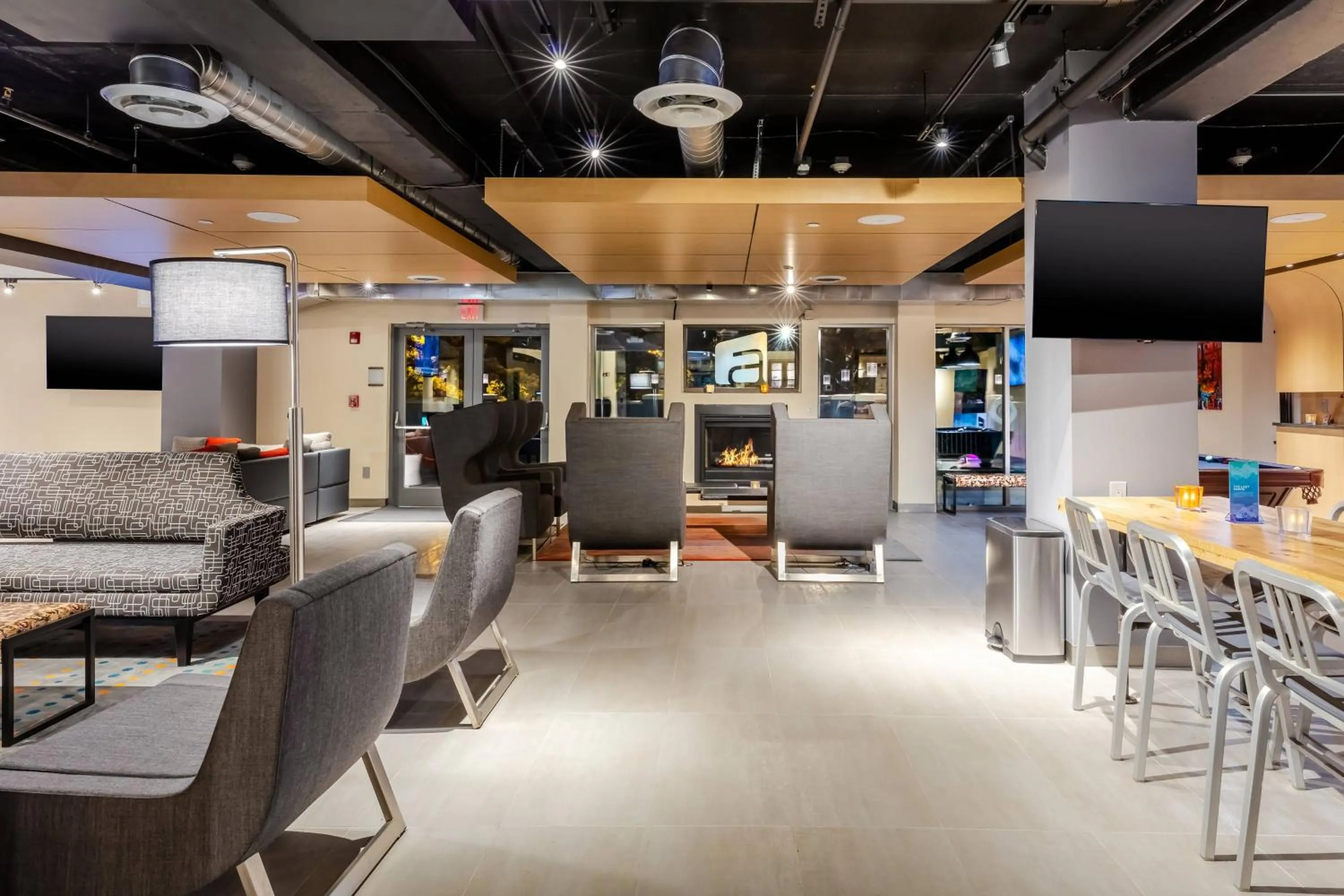 Lounge or bar in Aloft Columbia Harbison