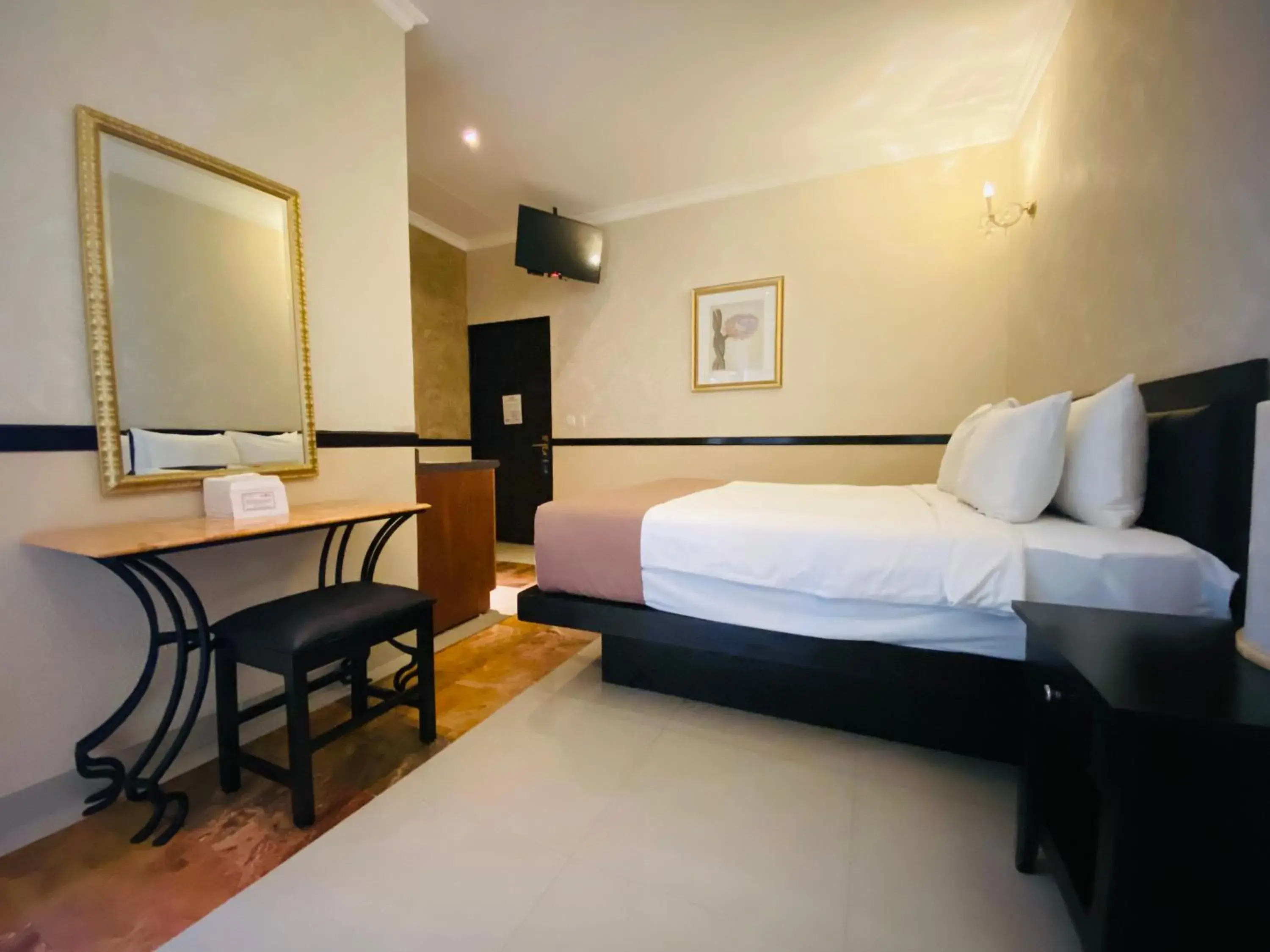 Photo of the whole room, Bed in Hotel Palacio Maya Photo of the whole room, Bed in Hotel Palacio Maya