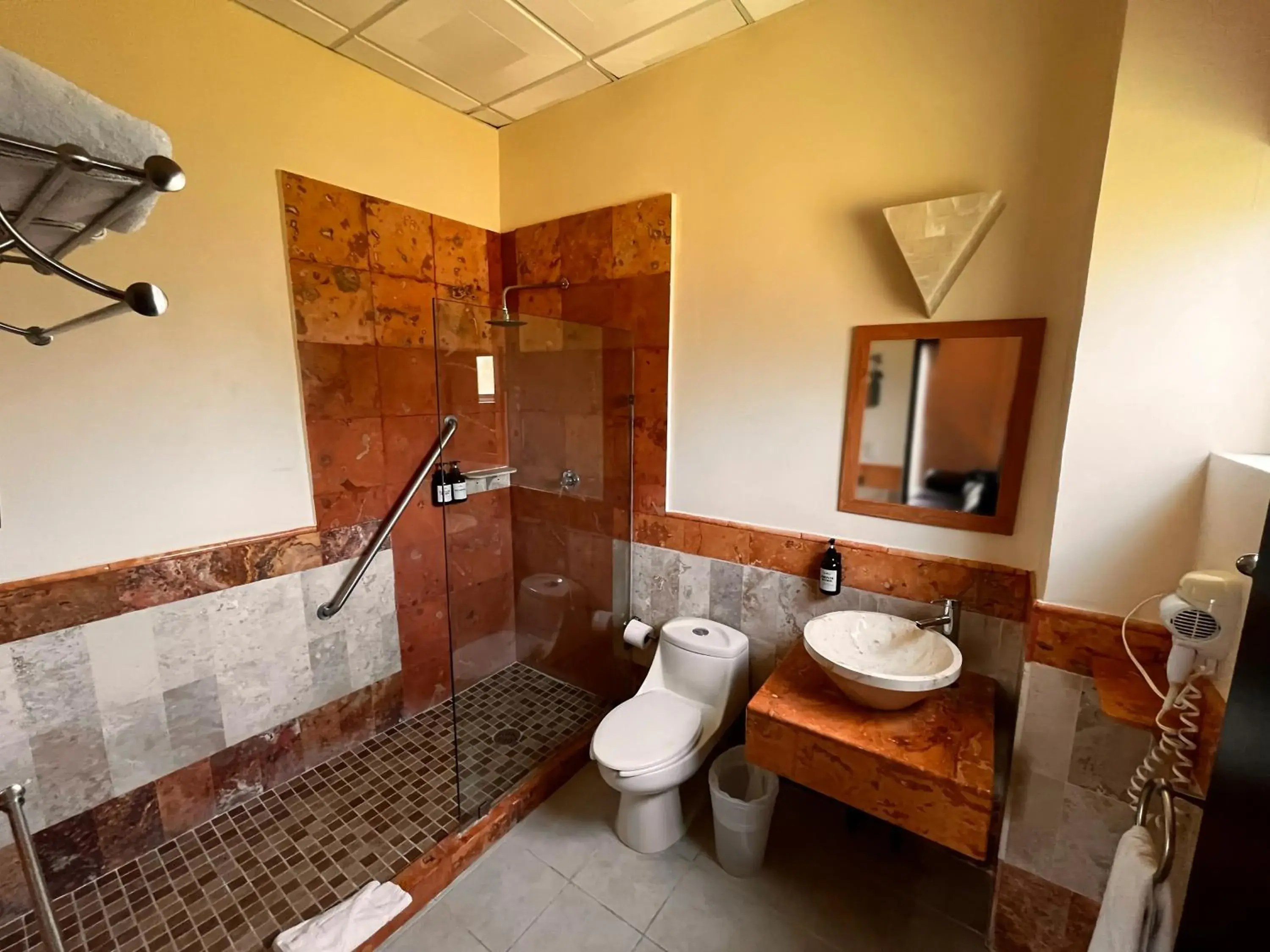 Bathroom in Hotel Palacio Maya Bathroom in Hotel Palacio Maya