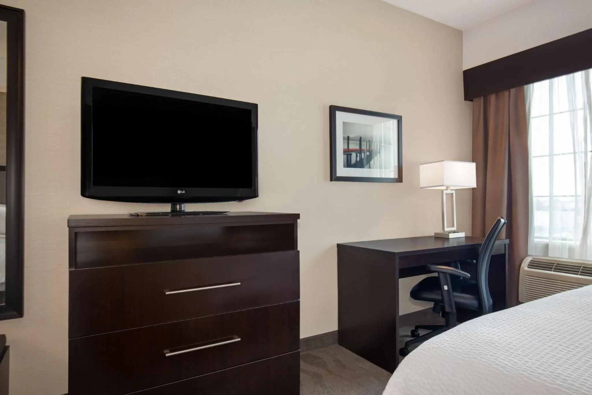 Photo of the whole room, Bed in Holiday Inn Express Hotel & Suites Barrie by IHG