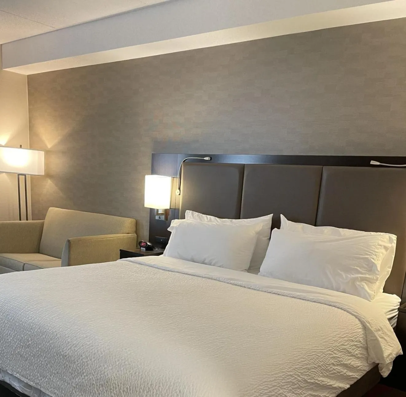 Guests, Bed in Holiday Inn Express Hotel & Suites Barrie by IHG