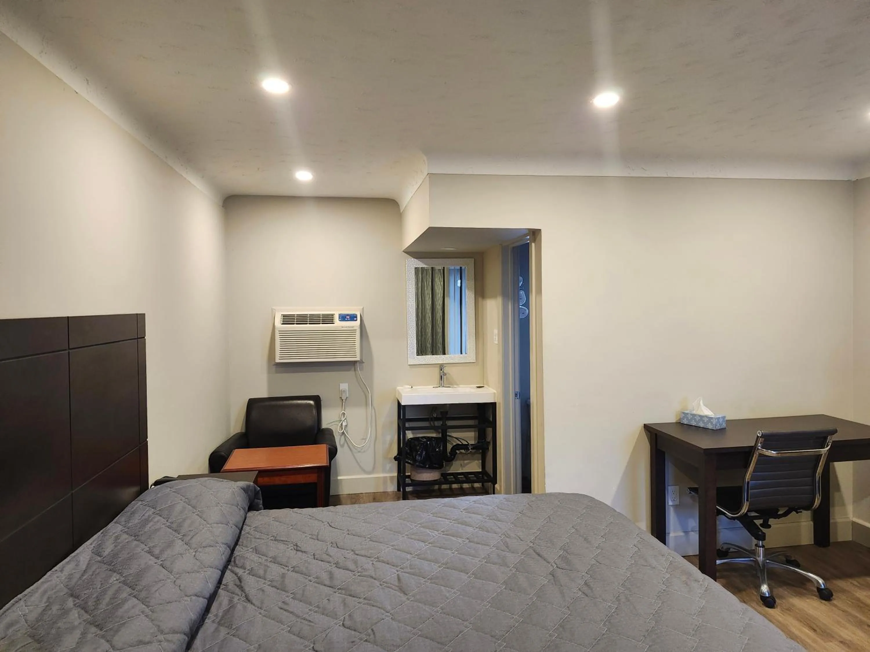 Bed in Fairway Inn & Suites