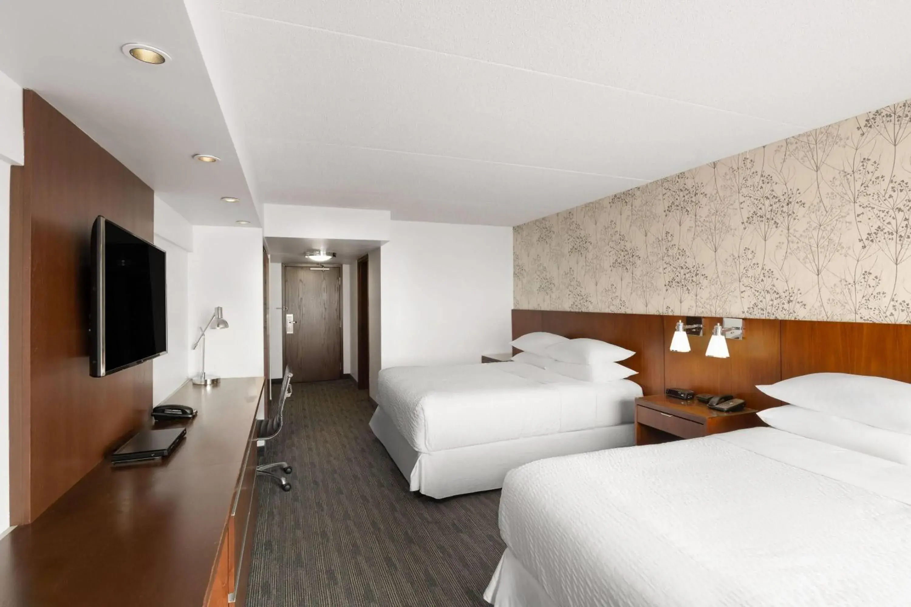 Photo of the whole room, Bed in Lakeview Signature, Trademark Collection by Wyndham Photo of the whole room, Bed in Lakeview Signature, Trademark Collection by Wyndham