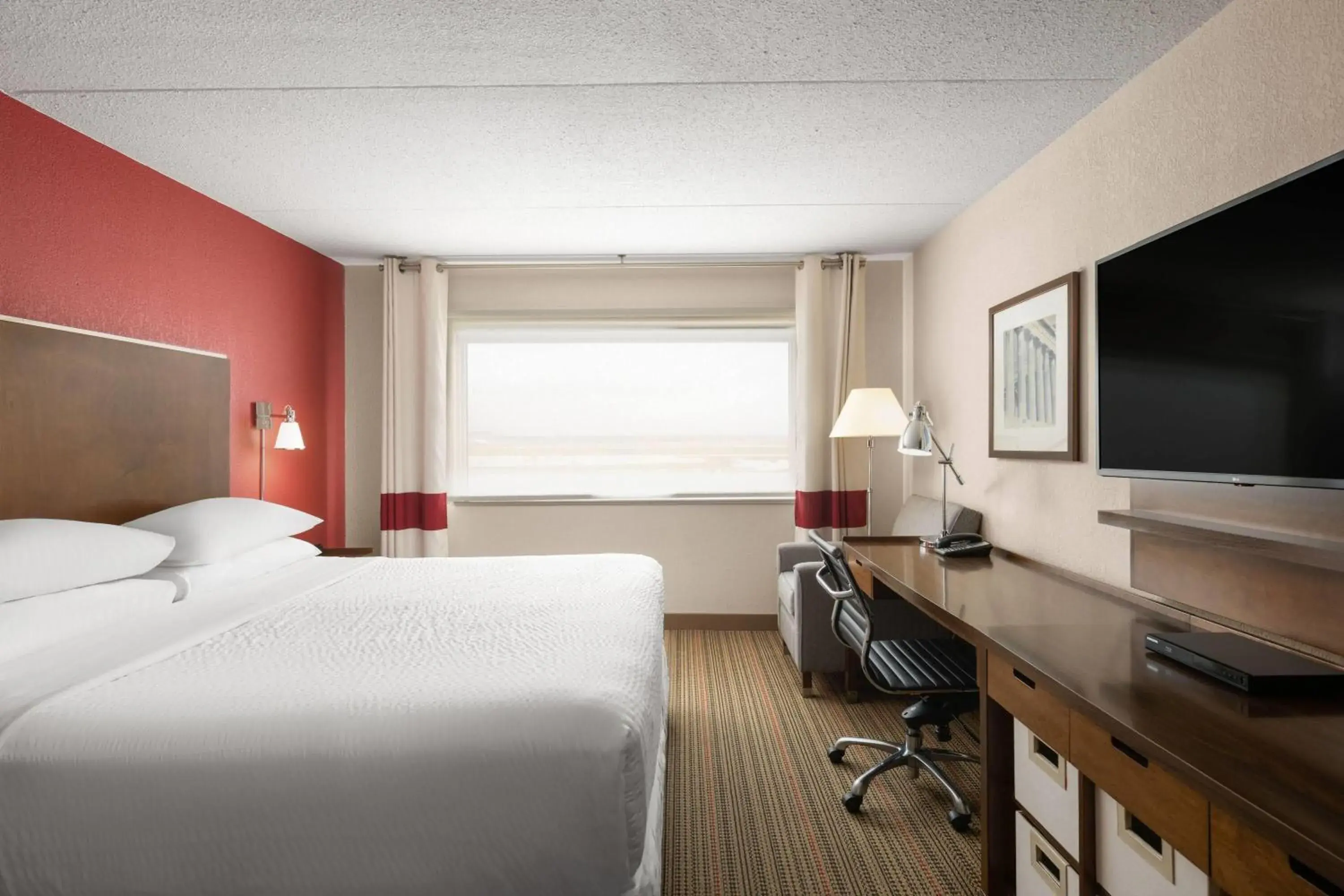 Deluxe King Room - Mobility Access/Non-Smoking in Lakeview Signature, Trademark Collection by Wyndham Deluxe King Room - Mobility Access/Non-Smoking in Lakeview Signature, Trademark Collection by Wyndham