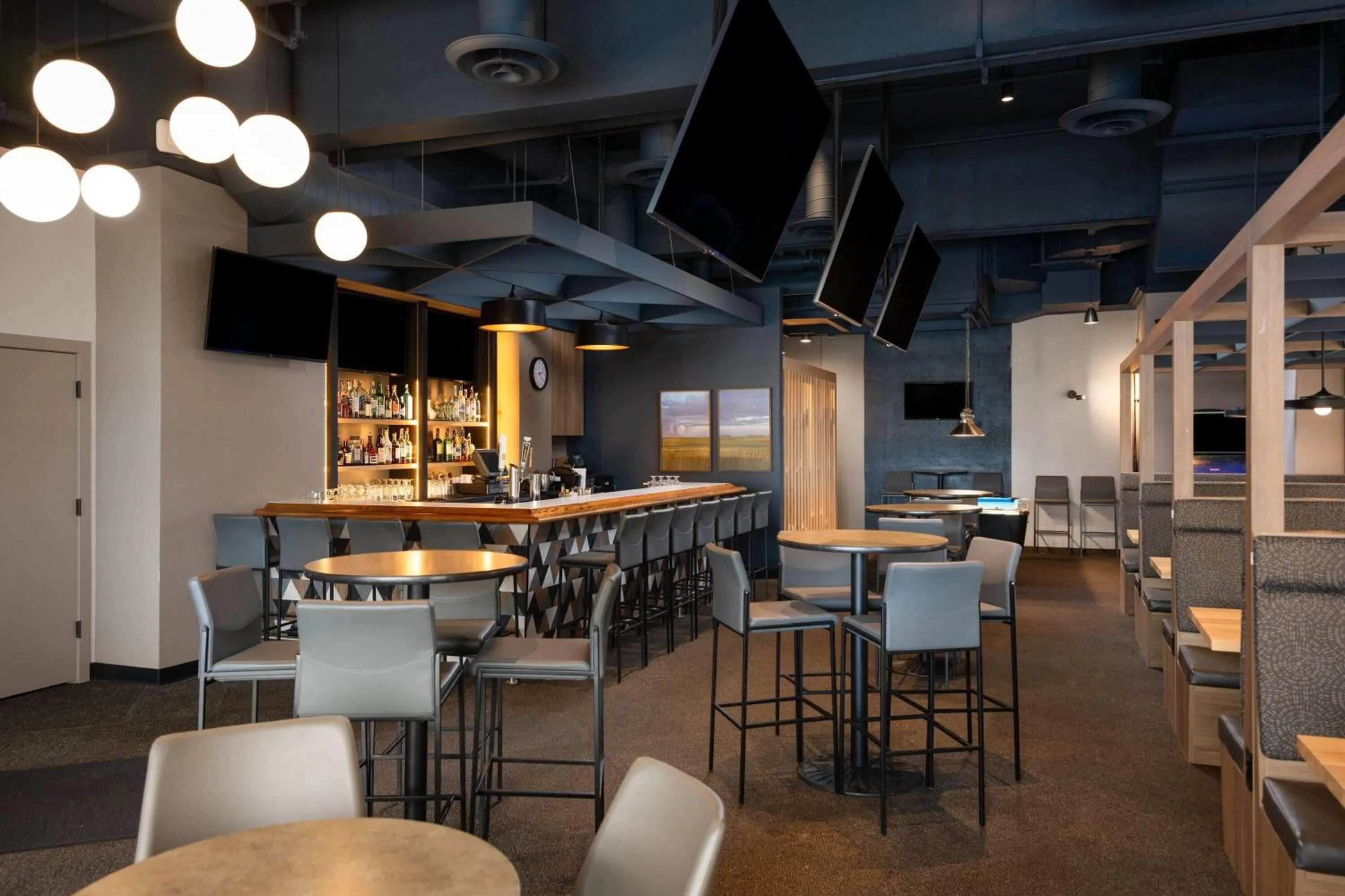 Lounge or bar in Lakeview Signature, Trademark Collection by Wyndham