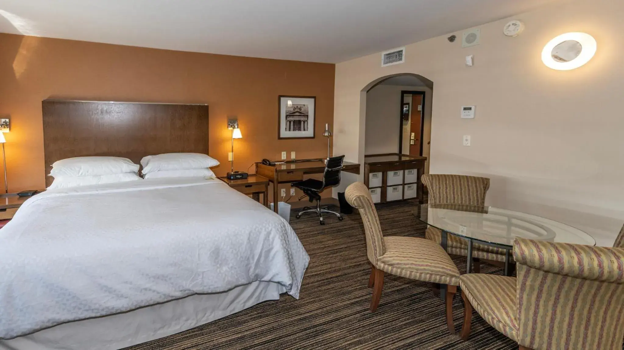 Seating area, Bed in Lakeview Signature, Trademark Collection by Wyndham Seating area, Bed in Lakeview Signature, Trademark Collection by Wyndham