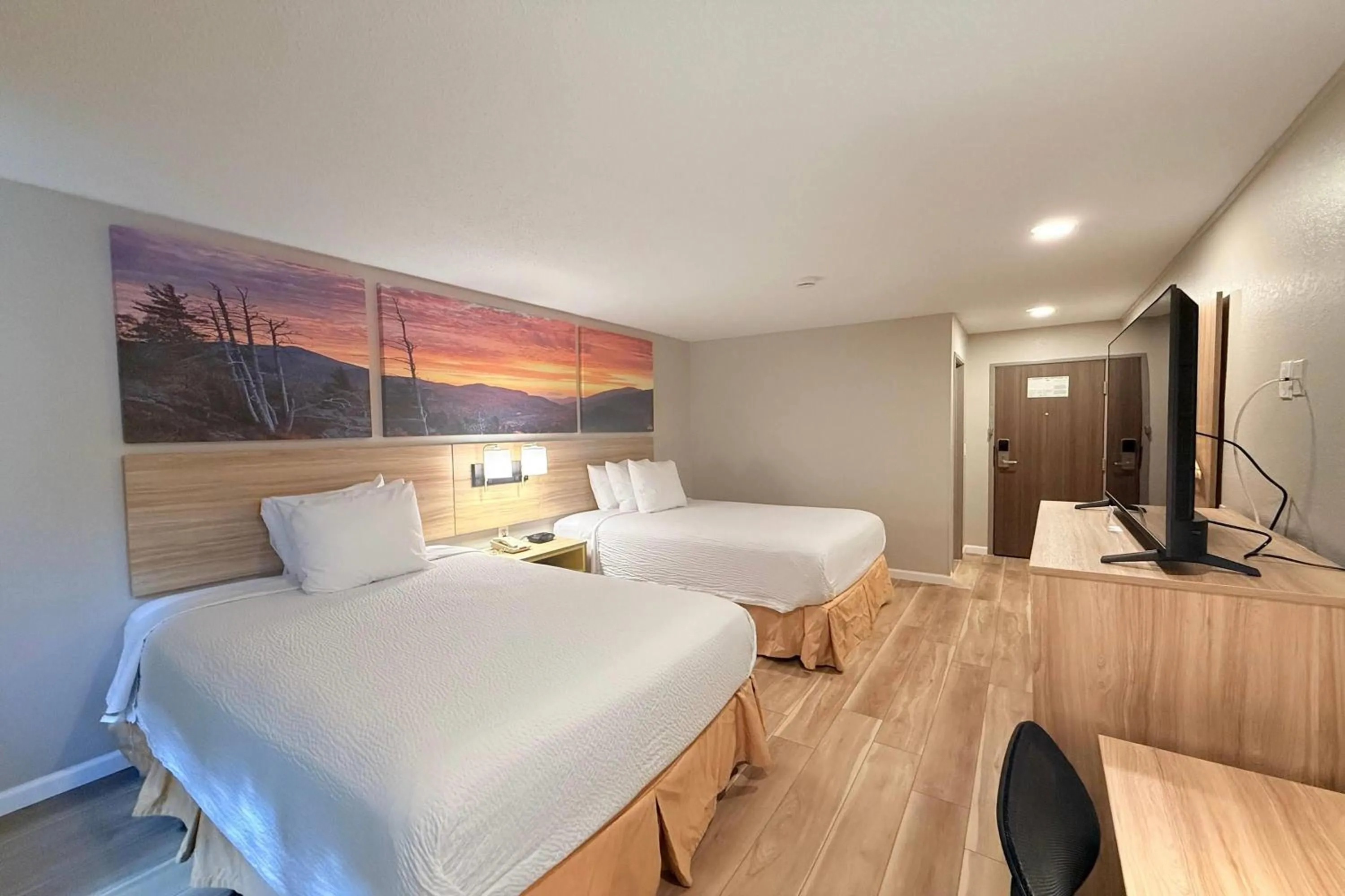 Photo of the whole room, Bed in Days Inn by Wyndham Torrington