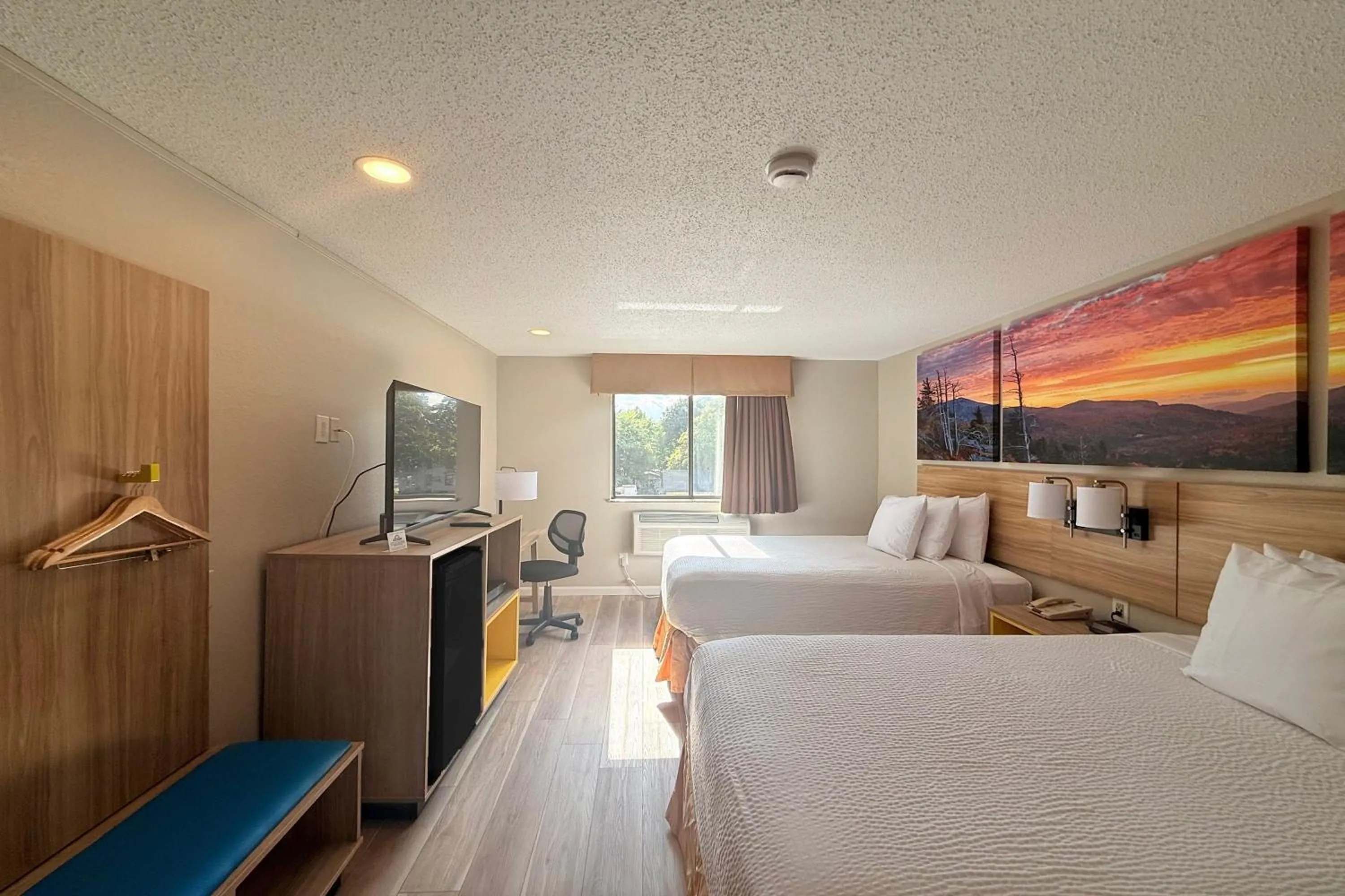 Photo of the whole room, Bed in Days Inn by Wyndham Torrington