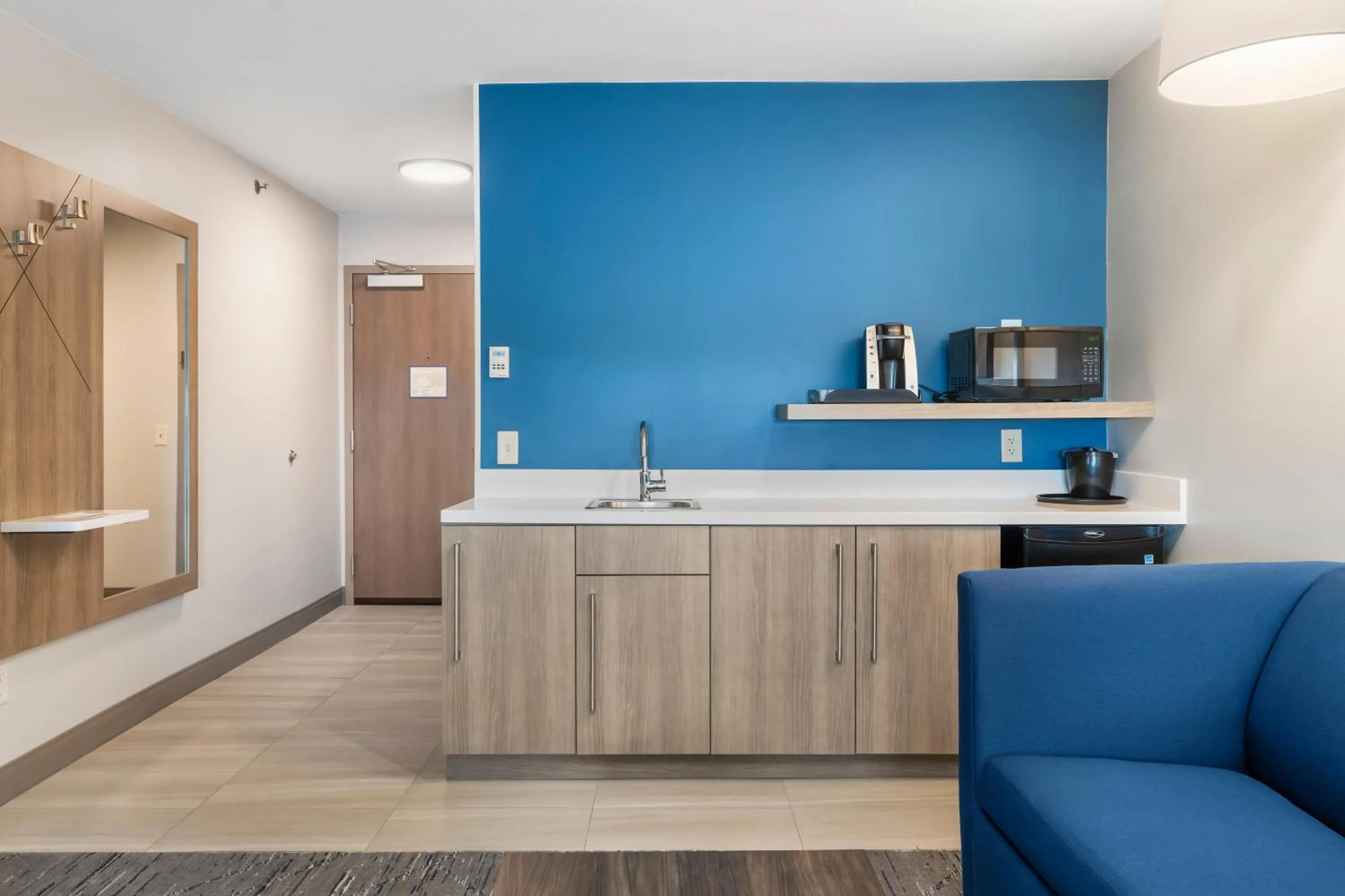 Kitchen or kitchenette in Holiday Inn Express Peru-Lasalle Area by IHG