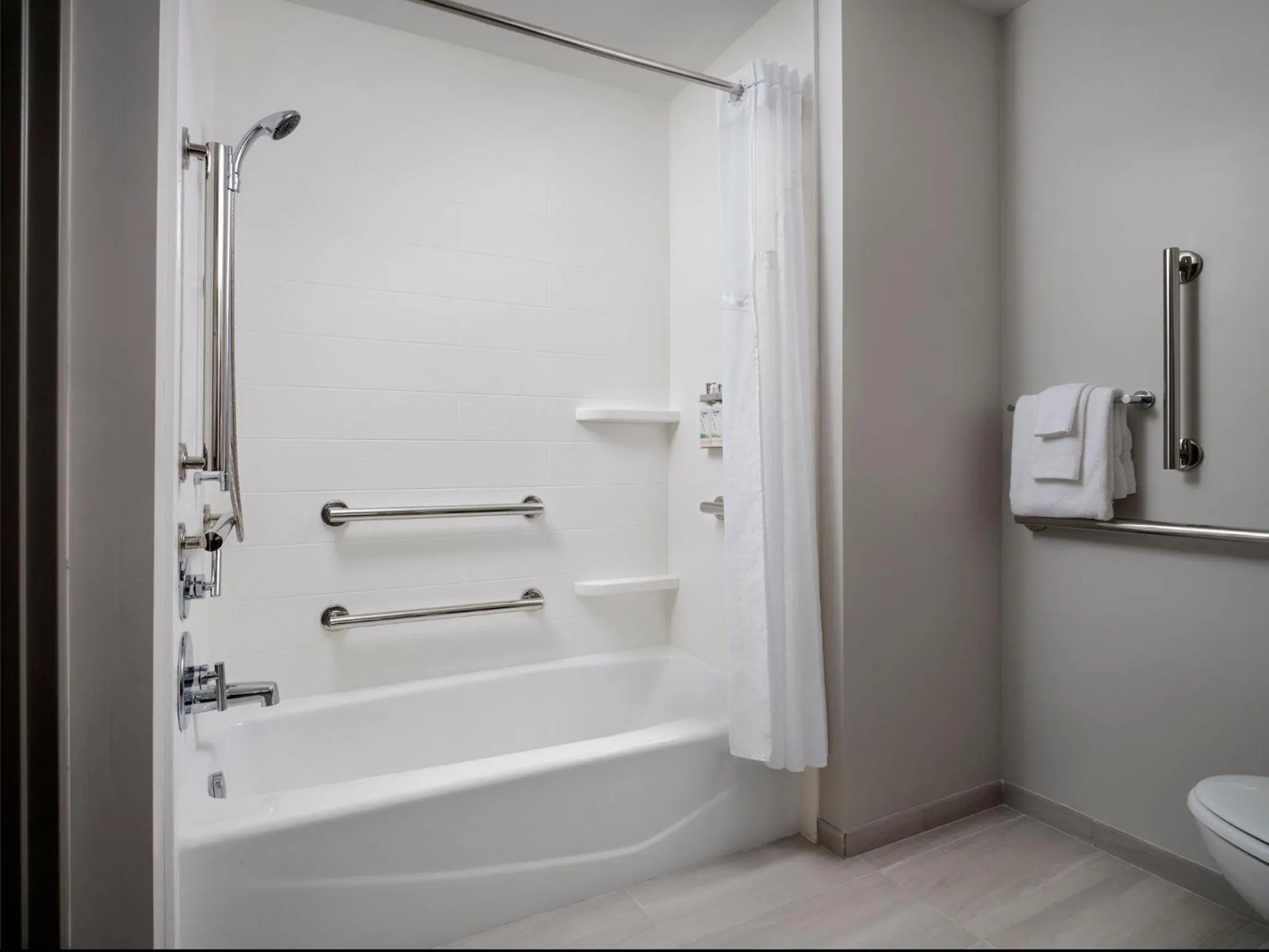 Bathroom in Holiday Inn Express Peru-Lasalle Area by IHG