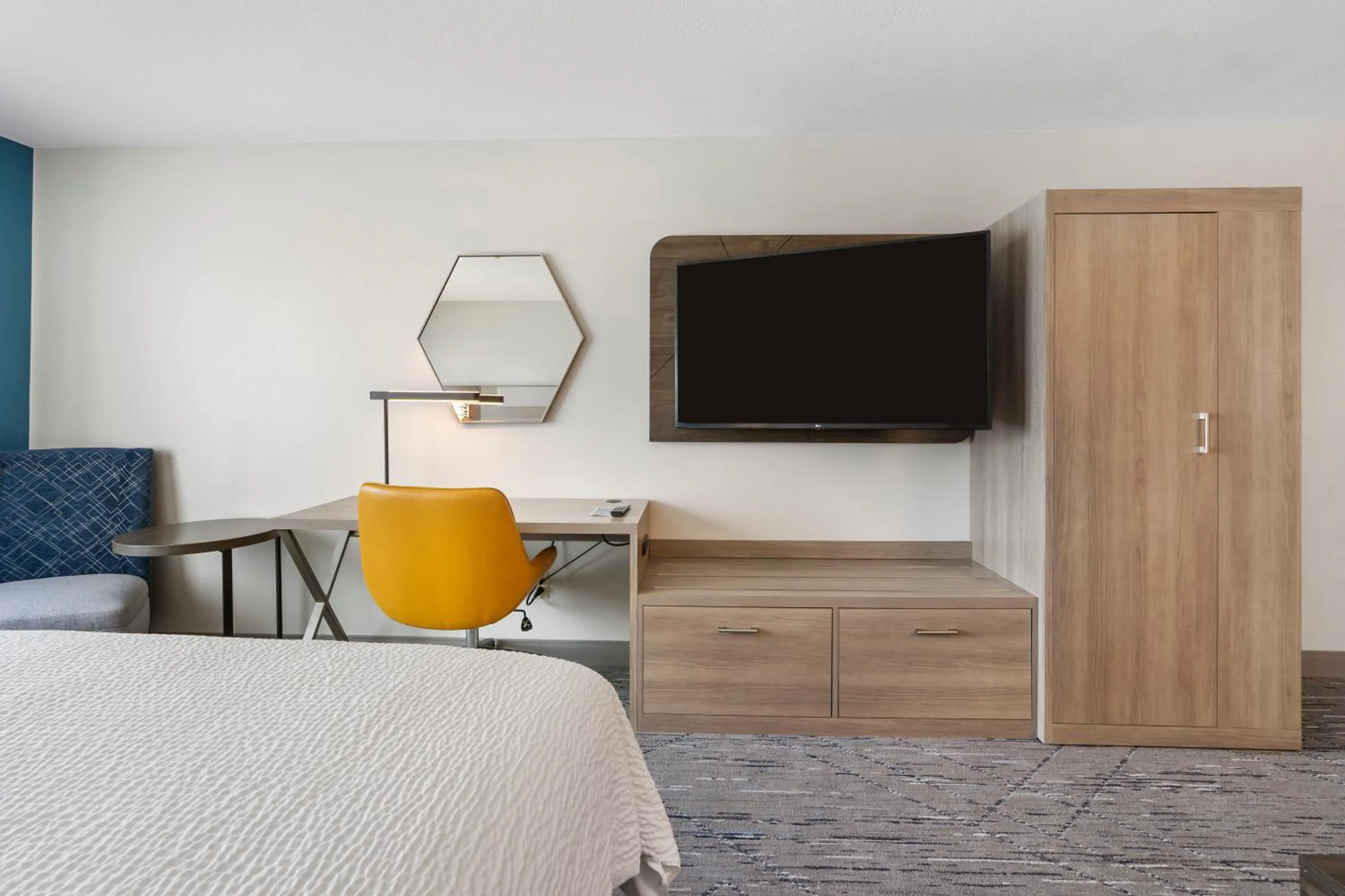 TV and multimedia, Bed in Holiday Inn Express Peru-Lasalle Area by IHG