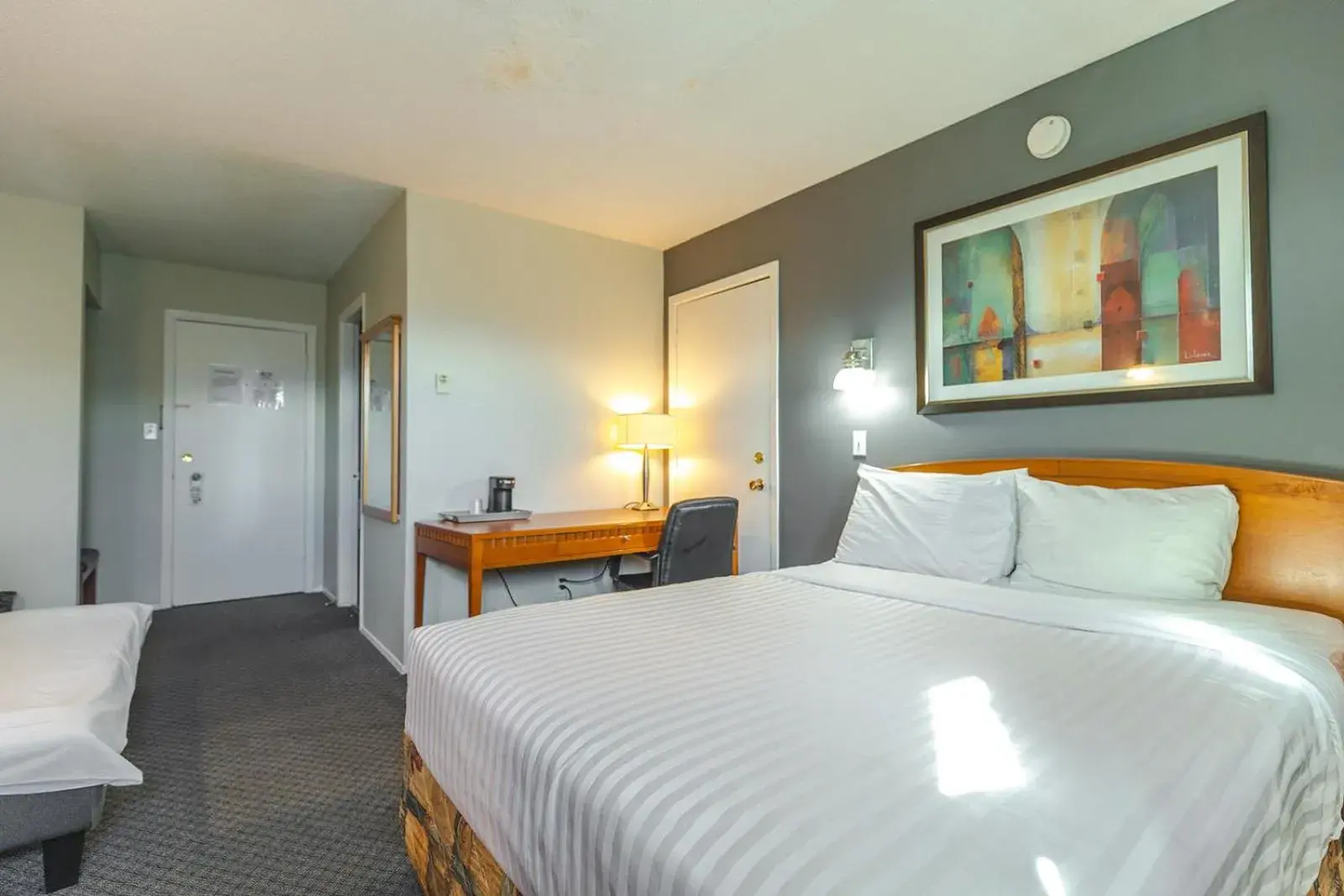 Bed in Canadas Best Value Inn Kelowna Bed in Canadas Best Value Inn Kelowna