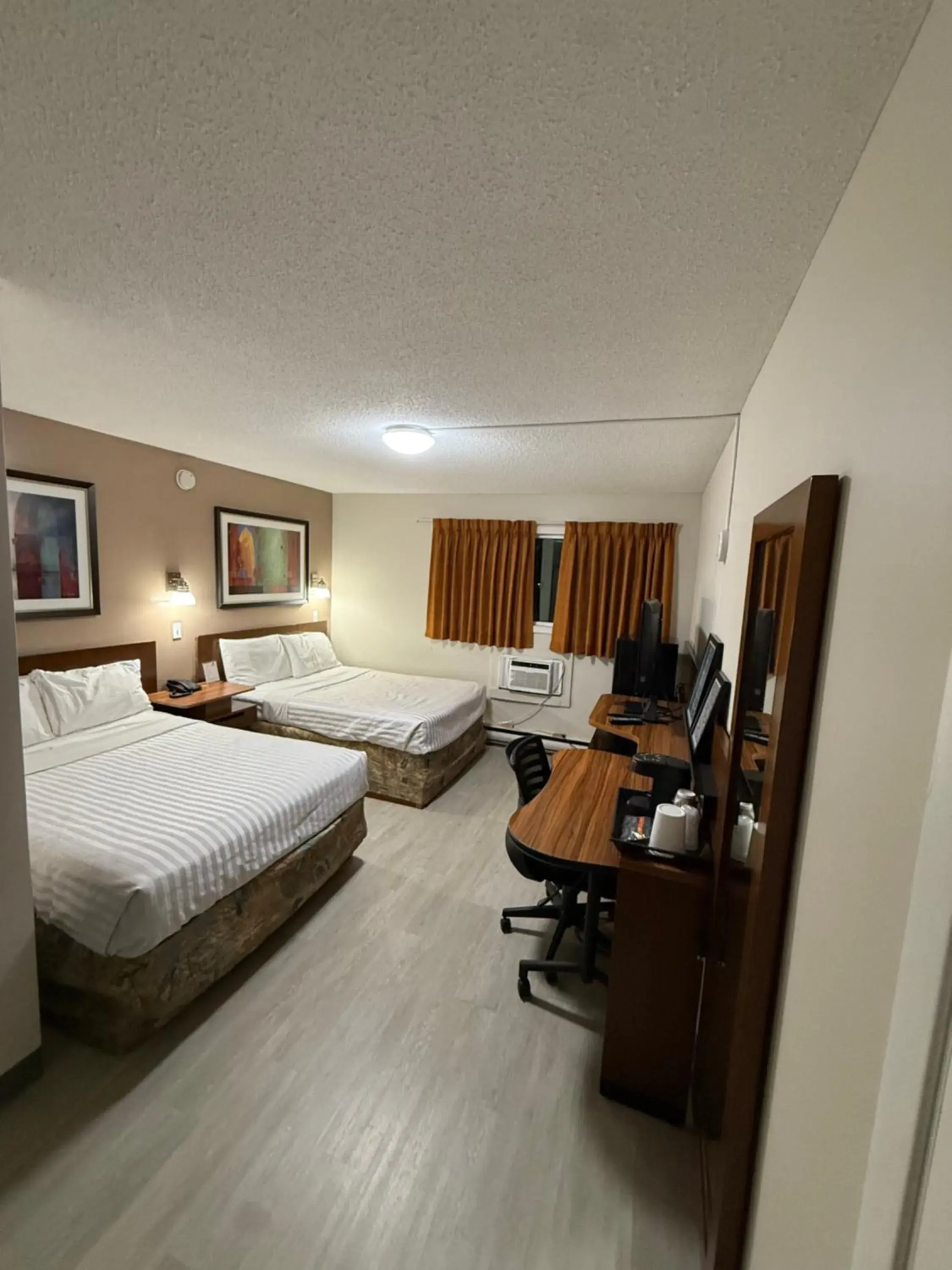 Bed in Canadas Best Value Inn Kelowna Bed in Canadas Best Value Inn Kelowna